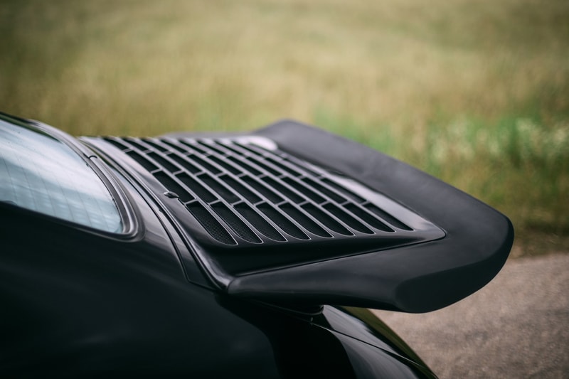 Porsche 911をベースにした1980年代後期の公道最速車両 RUF CTR  「Ferrari」や「Lamborghini」をも凌駕したヴィンテージスポーツカーの傑作 1939年創業の「RUF（ルーフ）」は、ただの「Porsche（ポルシェ）」のチューニングメーカーではない。排気ガスや耐久性などの社会的責任を持つことからドイツ自動車工業会への所属が認められており、Porsche 911をベースとしながらも車体、シャシー、エンジンの全てを徹底的に改良したCTRは、今なお名車としてクルマ好きの脳裏にその存在が刻まれている。  それもそのはず、CTRは1989年当時、市販車として購入できるモデルの最速レコードを保持していたのだ。「Ferrari（フェラリー）」の288GTO、「Mercedes-AMG（メルセデスAMG）」の560SEC 6.0-4V、「Lamborghini（ランボルギーニ）」のCountach、「Porsche」の959など、各メーカーがこぞってスペックの高いモデルを世に送りこんでいたあの時代、イエローバードの愛称で親しまれるCTRは「Road & Track」誌の市販車最速企画で「Ferrari」のF40が持っていた323km/hを塗り替える339.8km/hを記録し、その名を世界に知らしめた。  そんな4輪乗りのロマンとも言える一台より、故障もリストアもされていないオリジナル車両が世界最高峰のオークション「RM Sotheby's」に登場。ここまで状態が良く、52,200kmしか走行していないCTRが市場に姿を現すことは金輪際ないかもしれない。  クルマ好きでもそうでなくとも、その洗練されたプロダクトデザインを是非、上のフォトギャラリーから堪能してみてはいかがだろうか。  推定落札価格の2倍の値がついた「Mercedes-Benz」の300 SL 後期モデルや、世に出回ることのなかった1961年製の幻のオープンカー Plymouth Asimmetrica Concept