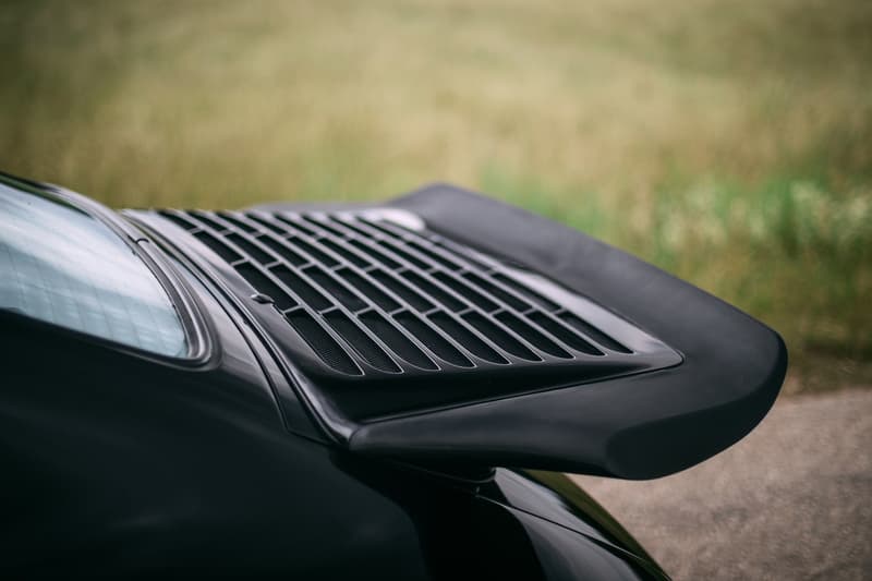 Porsche 911をベースにした1980年代後期の公道最速車両 RUF CTR 「Ferrari」や「Lamborghini」をも凌駕したヴィンテージスポーツカーの傑作 1939年創業の「RUF(ルーフ)」は、ただの「Porsche(ポルシェ)」のチューニングメーカーではない。排気ガスや耐久性などの社会的責任を持つことからドイツ自動車工業会への所属が認められており、Porsche 911をベースとしながらも車体、シャシー、エンジンの全てを徹底的に改良したCTRは、今なお名車としてクルマ好きの脳裏にその存在が刻まれている。 それもそのはず、CTRは1989年当時、市販車として購入できるモデルの最速レコードを保持していたのだ。「Ferrari(フェラリー)」の288GTO、「Mercedes-AMG(メルセデスAMG)」の560SEC 6.0-4V、「Lamborghini(ランボルギーニ)」のCountach、「Porsche」の959など、各メーカーがこぞってスペックの高いモデルを世に送りこんでいたあの時代、イエローバードの愛称で親しまれるCTRは「Road & Track」誌の市販車最速企画で「Ferrari」のF40が持っていた323km/hを塗り替える339.8km/hを記録し、その名を世界に知らしめた。 そんな4輪乗りのロマンとも言える一台より、故障もリストアもされていないオリジナル車両が世界最高峰のオークション「RM Sotheby's」に登場。ここまで状態が良く、52,200kmしか走行していないCTRが市場に姿を現すことは金輪際ないかもしれない。 クルマ好きでもそうでなくとも、その洗練されたプロダクトデザインを是非、上のフォトギャラリーから堪能してみてはいかがだろうか。 推定落札価格の2倍の値がついた「Mercedes-Benz」の300 SL 後期モデルや、世に出回ることのなかった1961年製の幻のオープンカー Plymouth Asimmetrica Concept