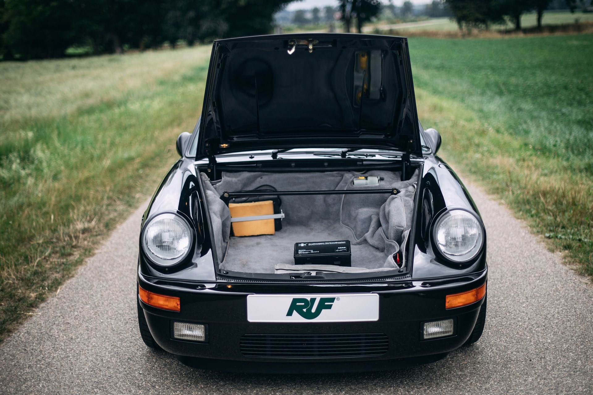 Porsche 911をベースにした1980年代後期の公道最速車両 RUF CTR  「Ferrari」や「Lamborghini」をも凌駕したヴィンテージスポーツカーの傑作 1939年創業の「RUF（ルーフ）」は、ただの「Porsche（ポルシェ）」のチューニングメーカーではない。排気ガスや耐久性などの社会的責任を持つことからドイツ自動車工業会への所属が認められており、Porsche 911をベースとしながらも車体、シャシー、エンジンの全てを徹底的に改良したCTRは、今なお名車としてクルマ好きの脳裏にその存在が刻まれている。  それもそのはず、CTRは1989年当時、市販車として購入できるモデルの最速レコードを保持していたのだ。「Ferrari（フェラリー）」の288GTO、「Mercedes-AMG（メルセデスAMG）」の560SEC 6.0-4V、「Lamborghini（ランボルギーニ）」のCountach、「Porsche」の959など、各メーカーがこぞってスペックの高いモデルを世に送りこんでいたあの時代、イエローバードの愛称で親しまれるCTRは「Road & Track」誌の市販車最速企画で「Ferrari」のF40が持っていた323km/hを塗り替える339.8km/hを記録し、その名を世界に知らしめた。  そんな4輪乗りのロマンとも言える一台より、故障もリストアもされていないオリジナル車両が世界最高峰のオークション「RM Sotheby's」に登場。ここまで状態が良く、52,200kmしか走行していないCTRが市場に姿を現すことは金輪際ないかもしれない。  クルマ好きでもそうでなくとも、その洗練されたプロダクトデザインを是非、上のフォトギャラリーから堪能してみてはいかがだろうか。  推定落札価格の2倍の値がついた「Mercedes-Benz」の300 SL 後期モデルや、世に出回ることのなかった1961年製の幻のオープンカー Plymouth Asimmetrica Concept
