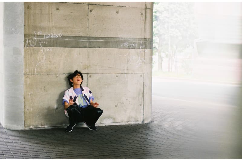 New Balance X-90 と吉村界人のプリントシャツスタイル ニューバランス