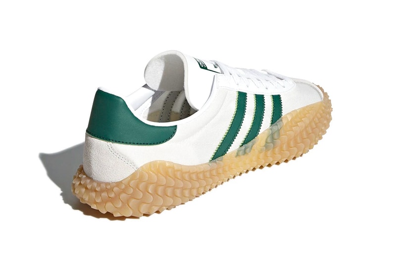 adidas Originals が Kamanda にグリーン/ホワイトの Country をドッキング “ジーンズに似合うスニーカー”として名を馳せた〈adidas〉の不朽の名作に立体的なガムラバーアウトソールを融合した意欲作 〈adidas Originals（アディダス オリジナルス）〉が誇るヘリテージモデルから着想を得て、2018年にデビューを果たしたKamanda。そのアッパーは同ブランドのDNAとも言えるフットボールシューズを想起させるが、やはり特徴的なのはSambaOGアウトソールのトレッドをテクスチャパターンとして全体的にあしらった立体的なガムラバーアウトソールだろう。  YEEZY BOOST 350などとはまた違った佇まいの本作には各国のブランド/リテーラーも 着目しており、最近ではボストン発のコンセプトストア『Bodega（ボデガ）』のスペシャルエディションが解禁されたばかりだが、スリーストライプスのブランドばこの80年代のエッセンスを現代的に昇華した一足に〈adidas〉が誇る不朽の名作、CountryをドッキングしたKamanda Countryの発売準備を進めているようだ。Stan Smith、Super Starと並んで3大定番モデルの一角を形成したCountryはその名の通り、クロスカントリーモデルとして市場に投下され、スニーカーヘッズたちはEddie Murphy（エディー・マーフィー）が『ビバリーヒルズ・コップ』で着用したことで爆発的に人気に火がついたと記憶していることだろう。  その代表的カラーであるホワイト/グリーンのCountryに、Kamandaのガムラバーアウトソールを搭載した本作は、見慣れているからこその違和感が妙に新鮮である。発売日については明かされていないので、リリース時期についてはブランドからのアップデートを待とう。  YEEZY BOOST 350 V2 “Triple White”の再販情報や、フットボールカルチャーを讃える〈adidas Originals〉と〈C.P. Company〉のコラボコレクションなど、その他のファッション＆スニーカーニュースもあわせてご確認を。