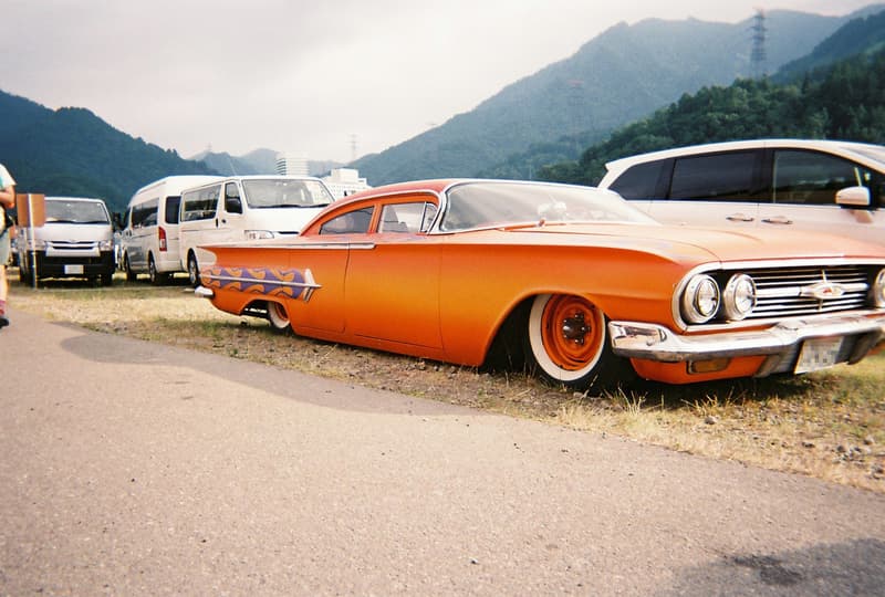 Back to Film：HYPEBEAST 編集部の等身大 FUJI ROCK FESTIVAL '18 備忘録  ファッション業界の方々から学生時代の部活の先輩まで、『HYPEBEAST』のリアルな日常を使い捨てカメラで記録した「FUJI ROCK」の番外編企画 山の天気は変わりやすい。「FUJI ROCK FESTIVAL '18」の会場となった苗場スキー場は途中に台風の通過もあってか、激しい雨と燦々と降り注ぐ日照りの繰り返しで、どこかの先人が作った言葉の意味を再認識した3日間だった。『HYPEBEAST』では連日、臨場感溢れるアーティストのステージパフォーマンスを中心とした速報や、タフな環境下でもファッション＞機能性のマインドを持ち合わせる人々を撮影したストリートスナップをご紹介してきた。これらの記事制作の背景に少しだけ触れると、取材は日中から場合によっては深夜にまで及び、翌日朝は写真の編集と記事の執筆、現場では聴きたいアーティストのライブを余裕綽々で堪能できる時間はほとんどなく、山道の移動と悪天候がプレゼントしてくれる疲労の蓄積で、夜はホテルに戻るや否や汗を流し、次の日に備えて寝る、これがリアルである。  しかし、移動の最中や束の間の休憩中に遭遇する、日頃からお世話になっているファッション/音楽業界の方々、夜遊び仲間、中学時代の部活の先輩、久しぶりに会った音好きの友人たちと言い合うライブの感想、たわいもない会話、そしてビールでの乾杯は、編集部にとっては紛れもない「FUJI ROCK」の醍醐味なのだ。  そこで、我々は本気の仕事の裏側で、ポケットに使い捨てカメラを忍ばせ、柵前の景色から美味しいご飯を提供してくれたお食事処の皆さんまで、実際にいたロケーションと遭遇した仕事仲間＆友人を気の向くままにパシャパシャと撮影。このカジュアルな企画では、上原のセレクトショップ『UFO（UPPER FIELD ONE）』の千寿公久、過去に#Essentialsに登場してくれた『Mastered』編集長の三木系大、水原佑果や武居詩織＆きなりのモデル勢など、レポート記事とストリートスナップには登場していない人の姿も収めることができた。暗かったり、写真の構図が雑だったり、ピントが合っていないのはご愛嬌。是非、『HYPEBEAST』編集部2名が緩めに切り取った「FUJI ROCK FESTIVAL '18」の等身大備忘録を上のフォトギャラリーから楽しんでみてほしい。  まだ「FUJI ROCK FESTIVAL '18」の初日、二日目、最終日のレポートとストリートスナップをチェックしていない方は、そちらもお見逃しなく。
