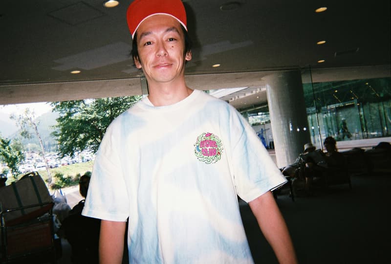 Back to Film:HYPEBEAST 編集部の等身大 FUJI ROCK FESTIVAL '18 備忘録 ファッション業界の方々から学生時代の部活の先輩まで、『HYPEBEAST』のリアルな日常を使い捨てカメラで記録した「FUJI ROCK」の番外編企画 山の天気は変わりやすい。「FUJI ROCK FESTIVAL '18」の会場となった苗場スキー場は途中に台風の通過もあってか、激しい雨と燦々と降り注ぐ日照りの繰り返しで、どこかの先人が作った言葉の意味を再認識した3日間だった。『HYPEBEAST』では連日、臨場感溢れるアーティストのステージパフォーマンスを中心とした速報や、タフな環境下でもファッション>機能性のマインドを持ち合わせる人々を撮影したストリートスナップをご紹介してきた。これらの記事制作の背景に少しだけ触れると、取材は日中から場合によっては深夜にまで及び、翌日朝は写真の編集と記事の執筆、現場では聴きたいアーティストのライブを余裕綽々で堪能できる時間はほとんどなく、山道の移動と悪天候がプレゼントしてくれる疲労の蓄積で、夜はホテルに戻るや否や汗を流し、次の日に備えて寝る、これがリアルである。 しかし、移動の最中や束の間の休憩中に遭遇する、日頃からお世話になっているファッション/音楽業界の方々、夜遊び仲間、中学時代の部活の先輩、久しぶりに会った音好きの友人たちと言い合うライブの感想、たわいもない会話、そしてビールでの乾杯は、編集部にとっては紛れもない「FUJI ROCK」の醍醐味なのだ。 そこで、我々は本気の仕事の裏側で、ポケットに使い捨てカメラを忍ばせ、柵前の景色から美味しいご飯を提供してくれたお食事処の皆さんまで、実際にいたロケーションと遭遇した仕事仲間&友人を気の向くままにパシャパシャと撮影。このカジュアルな企画では、上原のセレクトショップ『UFO(UPPER FIELD ONE)』の千寿公久、過去に#Essentialsに登場してくれた『Mastered』編集長の三木系大、水原佑果や武居詩織&きなりのモデル勢など、レポート記事とストリートスナップには登場していない人の姿も収めることができた。暗かったり、写真の構図が雑だったり、ピントが合っていないのはご愛嬌。是非、『HYPEBEAST』編集部2名が緩めに切り取った「FUJI ROCK FESTIVAL '18」の等身大備忘録を上のフォトギャラリーから楽しんでみてほしい。 まだ「FUJI ROCK FESTIVAL '18」の初日、二日目、最終日のレポートとストリートスナップをチェックしていない方は、そちらもお見逃しなく。