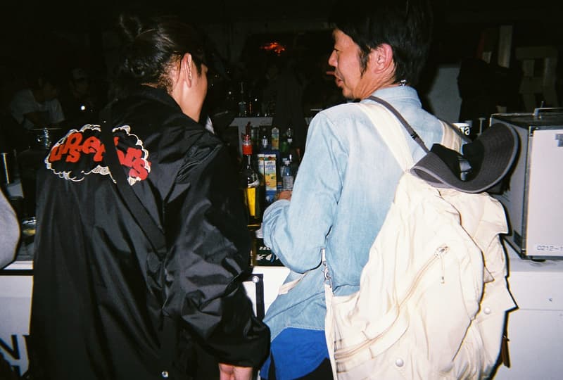 Back to Film：HYPEBEAST 編集部の等身大 FUJI ROCK FESTIVAL '18 備忘録  ファッション業界の方々から学生時代の部活の先輩まで、『HYPEBEAST』のリアルな日常を使い捨てカメラで記録した「FUJI ROCK」の番外編企画 山の天気は変わりやすい。「FUJI ROCK FESTIVAL '18」の会場となった苗場スキー場は途中に台風の通過もあってか、激しい雨と燦々と降り注ぐ日照りの繰り返しで、どこかの先人が作った言葉の意味を再認識した3日間だった。『HYPEBEAST』では連日、臨場感溢れるアーティストのステージパフォーマンスを中心とした速報や、タフな環境下でもファッション＞機能性のマインドを持ち合わせる人々を撮影したストリートスナップをご紹介してきた。これらの記事制作の背景に少しだけ触れると、取材は日中から場合によっては深夜にまで及び、翌日朝は写真の編集と記事の執筆、現場では聴きたいアーティストのライブを余裕綽々で堪能できる時間はほとんどなく、山道の移動と悪天候がプレゼントしてくれる疲労の蓄積で、夜はホテルに戻るや否や汗を流し、次の日に備えて寝る、これがリアルである。  しかし、移動の最中や束の間の休憩中に遭遇する、日頃からお世話になっているファッション/音楽業界の方々、夜遊び仲間、中学時代の部活の先輩、久しぶりに会った音好きの友人たちと言い合うライブの感想、たわいもない会話、そしてビールでの乾杯は、編集部にとっては紛れもない「FUJI ROCK」の醍醐味なのだ。  そこで、我々は本気の仕事の裏側で、ポケットに使い捨てカメラを忍ばせ、柵前の景色から美味しいご飯を提供してくれたお食事処の皆さんまで、実際にいたロケーションと遭遇した仕事仲間＆友人を気の向くままにパシャパシャと撮影。このカジュアルな企画では、上原のセレクトショップ『UFO（UPPER FIELD ONE）』の千寿公久、過去に#Essentialsに登場してくれた『Mastered』編集長の三木系大、水原佑果や武居詩織＆きなりのモデル勢など、レポート記事とストリートスナップには登場していない人の姿も収めることができた。暗かったり、写真の構図が雑だったり、ピントが合っていないのはご愛嬌。是非、『HYPEBEAST』編集部2名が緩めに切り取った「FUJI ROCK FESTIVAL '18」の等身大備忘録を上のフォトギャラリーから楽しんでみてほしい。  まだ「FUJI ROCK FESTIVAL '18」の初日、二日目、最終日のレポートとストリートスナップをチェックしていない方は、そちらもお見逃しなく。