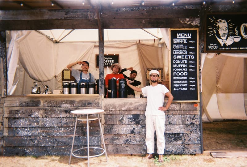 Back to Film:HYPEBEAST 編集部の等身大 FUJI ROCK FESTIVAL '18 備忘録 ファッション業界の方々から学生時代の部活の先輩まで、『HYPEBEAST』のリアルな日常を使い捨てカメラで記録した「FUJI ROCK」の番外編企画 山の天気は変わりやすい。「FUJI ROCK FESTIVAL '18」の会場となった苗場スキー場は途中に台風の通過もあってか、激しい雨と燦々と降り注ぐ日照りの繰り返しで、どこかの先人が作った言葉の意味を再認識した3日間だった。『HYPEBEAST』では連日、臨場感溢れるアーティストのステージパフォーマンスを中心とした速報や、タフな環境下でもファッション>機能性のマインドを持ち合わせる人々を撮影したストリートスナップをご紹介してきた。これらの記事制作の背景に少しだけ触れると、取材は日中から場合によっては深夜にまで及び、翌日朝は写真の編集と記事の執筆、現場では聴きたいアーティストのライブを余裕綽々で堪能できる時間はほとんどなく、山道の移動と悪天候がプレゼントしてくれる疲労の蓄積で、夜はホテルに戻るや否や汗を流し、次の日に備えて寝る、これがリアルである。 しかし、移動の最中や束の間の休憩中に遭遇する、日頃からお世話になっているファッション/音楽業界の方々、夜遊び仲間、中学時代の部活の先輩、久しぶりに会った音好きの友人たちと言い合うライブの感想、たわいもない会話、そしてビールでの乾杯は、編集部にとっては紛れもない「FUJI ROCK」の醍醐味なのだ。 そこで、我々は本気の仕事の裏側で、ポケットに使い捨てカメラを忍ばせ、柵前の景色から美味しいご飯を提供してくれたお食事処の皆さんまで、実際にいたロケーションと遭遇した仕事仲間&友人を気の向くままにパシャパシャと撮影。このカジュアルな企画では、上原のセレクトショップ『UFO(UPPER FIELD ONE)』の千寿公久、過去に#Essentialsに登場してくれた『Mastered』編集長の三木系大、水原佑果や武居詩織&きなりのモデル勢など、レポート記事とストリートスナップには登場していない人の姿も収めることができた。暗かったり、写真の構図が雑だったり、ピントが合っていないのはご愛嬌。是非、『HYPEBEAST』編集部2名が緩めに切り取った「FUJI ROCK FESTIVAL '18」の等身大備忘録を上のフォトギャラリーから楽しんでみてほしい。 まだ「FUJI ROCK FESTIVAL '18」の初日、二日目、最終日のレポートとストリートスナップをチェックしていない方は、そちらもお見逃しなく。