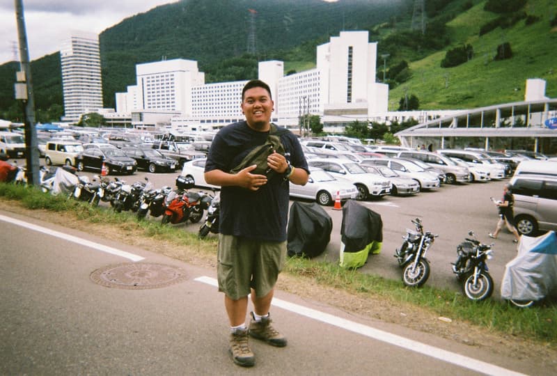 Back to Film:HYPEBEAST 編集部の等身大 FUJI ROCK FESTIVAL '18 備忘録 ファッション業界の方々から学生時代の部活の先輩まで、『HYPEBEAST』のリアルな日常を使い捨てカメラで記録した「FUJI ROCK」の番外編企画 山の天気は変わりやすい。「FUJI ROCK FESTIVAL '18」の会場となった苗場スキー場は途中に台風の通過もあってか、激しい雨と燦々と降り注ぐ日照りの繰り返しで、どこかの先人が作った言葉の意味を再認識した3日間だった。『HYPEBEAST』では連日、臨場感溢れるアーティストのステージパフォーマンスを中心とした速報や、タフな環境下でもファッション>機能性のマインドを持ち合わせる人々を撮影したストリートスナップをご紹介してきた。これらの記事制作の背景に少しだけ触れると、取材は日中から場合によっては深夜にまで及び、翌日朝は写真の編集と記事の執筆、現場では聴きたいアーティストのライブを余裕綽々で堪能できる時間はほとんどなく、山道の移動と悪天候がプレゼントしてくれる疲労の蓄積で、夜はホテルに戻るや否や汗を流し、次の日に備えて寝る、これがリアルである。 しかし、移動の最中や束の間の休憩中に遭遇する、日頃からお世話になっているファッション/音楽業界の方々、夜遊び仲間、中学時代の部活の先輩、久しぶりに会った音好きの友人たちと言い合うライブの感想、たわいもない会話、そしてビールでの乾杯は、編集部にとっては紛れもない「FUJI ROCK」の醍醐味なのだ。 そこで、我々は本気の仕事の裏側で、ポケットに使い捨てカメラを忍ばせ、柵前の景色から美味しいご飯を提供してくれたお食事処の皆さんまで、実際にいたロケーションと遭遇した仕事仲間&友人を気の向くままにパシャパシャと撮影。このカジュアルな企画では、上原のセレクトショップ『UFO(UPPER FIELD ONE)』の千寿公久、過去に#Essentialsに登場してくれた『Mastered』編集長の三木系大、水原佑果や武居詩織&きなりのモデル勢など、レポート記事とストリートスナップには登場していない人の姿も収めることができた。暗かったり、写真の構図が雑だったり、ピントが合っていないのはご愛嬌。是非、『HYPEBEAST』編集部2名が緩めに切り取った「FUJI ROCK FESTIVAL '18」の等身大備忘録を上のフォトギャラリーから楽しんでみてほしい。 まだ「FUJI ROCK FESTIVAL '18」の初日、二日目、最終日のレポートとストリートスナップをチェックしていない方は、そちらもお見逃しなく。