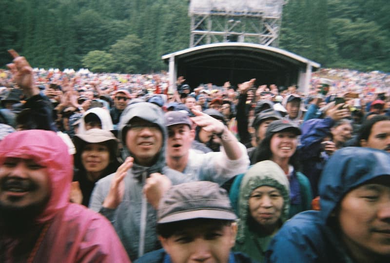 Back to Film:HYPEBEAST 編集部の等身大 FUJI ROCK FESTIVAL '18 備忘録 ファッション業界の方々から学生時代の部活の先輩まで、『HYPEBEAST』のリアルな日常を使い捨てカメラで記録した「FUJI ROCK」の番外編企画 山の天気は変わりやすい。「FUJI ROCK FESTIVAL '18」の会場となった苗場スキー場は途中に台風の通過もあってか、激しい雨と燦々と降り注ぐ日照りの繰り返しで、どこかの先人が作った言葉の意味を再認識した3日間だった。『HYPEBEAST』では連日、臨場感溢れるアーティストのステージパフォーマンスを中心とした速報や、タフな環境下でもファッション>機能性のマインドを持ち合わせる人々を撮影したストリートスナップをご紹介してきた。これらの記事制作の背景に少しだけ触れると、取材は日中から場合によっては深夜にまで及び、翌日朝は写真の編集と記事の執筆、現場では聴きたいアーティストのライブを余裕綽々で堪能できる時間はほとんどなく、山道の移動と悪天候がプレゼントしてくれる疲労の蓄積で、夜はホテルに戻るや否や汗を流し、次の日に備えて寝る、これがリアルである。 しかし、移動の最中や束の間の休憩中に遭遇する、日頃からお世話になっているファッション/音楽業界の方々、夜遊び仲間、中学時代の部活の先輩、久しぶりに会った音好きの友人たちと言い合うライブの感想、たわいもない会話、そしてビールでの乾杯は、編集部にとっては紛れもない「FUJI ROCK」の醍醐味なのだ。 そこで、我々は本気の仕事の裏側で、ポケットに使い捨てカメラを忍ばせ、柵前の景色から美味しいご飯を提供してくれたお食事処の皆さんまで、実際にいたロケーションと遭遇した仕事仲間&友人を気の向くままにパシャパシャと撮影。このカジュアルな企画では、上原のセレクトショップ『UFO(UPPER FIELD ONE)』の千寿公久、過去に#Essentialsに登場してくれた『Mastered』編集長の三木系大、水原佑果や武居詩織&きなりのモデル勢など、レポート記事とストリートスナップには登場していない人の姿も収めることができた。暗かったり、写真の構図が雑だったり、ピントが合っていないのはご愛嬌。是非、『HYPEBEAST』編集部2名が緩めに切り取った「FUJI ROCK FESTIVAL '18」の等身大備忘録を上のフォトギャラリーから楽しんでみてほしい。 まだ「FUJI ROCK FESTIVAL '18」の初日、二日目、最終日のレポートとストリートスナップをチェックしていない方は、そちらもお見逃しなく。