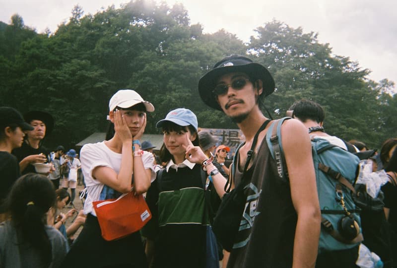 Back to Film：HYPEBEAST 編集部の等身大 FUJI ROCK FESTIVAL '18 備忘録  ファッション業界の方々から学生時代の部活の先輩まで、『HYPEBEAST』のリアルな日常を使い捨てカメラで記録した「FUJI ROCK」の番外編企画 山の天気は変わりやすい。「FUJI ROCK FESTIVAL '18」の会場となった苗場スキー場は途中に台風の通過もあってか、激しい雨と燦々と降り注ぐ日照りの繰り返しで、どこかの先人が作った言葉の意味を再認識した3日間だった。『HYPEBEAST』では連日、臨場感溢れるアーティストのステージパフォーマンスを中心とした速報や、タフな環境下でもファッション＞機能性のマインドを持ち合わせる人々を撮影したストリートスナップをご紹介してきた。これらの記事制作の背景に少しだけ触れると、取材は日中から場合によっては深夜にまで及び、翌日朝は写真の編集と記事の執筆、現場では聴きたいアーティストのライブを余裕綽々で堪能できる時間はほとんどなく、山道の移動と悪天候がプレゼントしてくれる疲労の蓄積で、夜はホテルに戻るや否や汗を流し、次の日に備えて寝る、これがリアルである。  しかし、移動の最中や束の間の休憩中に遭遇する、日頃からお世話になっているファッション/音楽業界の方々、夜遊び仲間、中学時代の部活の先輩、久しぶりに会った音好きの友人たちと言い合うライブの感想、たわいもない会話、そしてビールでの乾杯は、編集部にとっては紛れもない「FUJI ROCK」の醍醐味なのだ。  そこで、我々は本気の仕事の裏側で、ポケットに使い捨てカメラを忍ばせ、柵前の景色から美味しいご飯を提供してくれたお食事処の皆さんまで、実際にいたロケーションと遭遇した仕事仲間＆友人を気の向くままにパシャパシャと撮影。このカジュアルな企画では、上原のセレクトショップ『UFO（UPPER FIELD ONE）』の千寿公久、過去に#Essentialsに登場してくれた『Mastered』編集長の三木系大、水原佑果や武居詩織＆きなりのモデル勢など、レポート記事とストリートスナップには登場していない人の姿も収めることができた。暗かったり、写真の構図が雑だったり、ピントが合っていないのはご愛嬌。是非、『HYPEBEAST』編集部2名が緩めに切り取った「FUJI ROCK FESTIVAL '18」の等身大備忘録を上のフォトギャラリーから楽しんでみてほしい。  まだ「FUJI ROCK FESTIVAL '18」の初日、二日目、最終日のレポートとストリートスナップをチェックしていない方は、そちらもお見逃しなく。