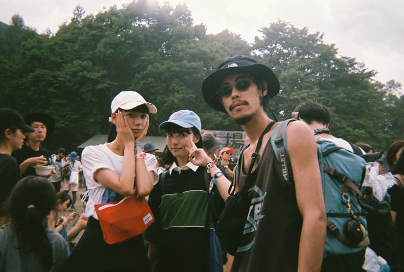 Back to Film:HYPEBEAST 編集部の等身大 FUJI ROCK FESTIVAL '18 備忘録 ファッション業界の方々から学生時代の部活の先輩まで、『HYPEBEAST』のリアルな日常を使い捨てカメラで記録した「FUJI ROCK」の番外編企画 山の天気は変わりやすい。「FUJI ROCK FESTIVAL '18」の会場となった苗場スキー場は途中に台風の通過もあってか、激しい雨と燦々と降り注ぐ日照りの繰り返しで、どこかの先人が作った言葉の意味を再認識した3日間だった。『HYPEBEAST』では連日、臨場感溢れるアーティストのステージパフォーマンスを中心とした速報や、タフな環境下でもファッション>機能性のマインドを持ち合わせる人々を撮影したストリートスナップをご紹介してきた。これらの記事制作の背景に少しだけ触れると、取材は日中から場合によっては深夜にまで及び、翌日朝は写真の編集と記事の執筆、現場では聴きたいアーティストのライブを余裕綽々で堪能できる時間はほとんどなく、山道の移動と悪天候がプレゼントしてくれる疲労の蓄積で、夜はホテルに戻るや否や汗を流し、次の日に備えて寝る、これがリアルである。 しかし、移動の最中や束の間の休憩中に遭遇する、日頃からお世話になっているファッション/音楽業界の方々、夜遊び仲間、中学時代の部活の先輩、久しぶりに会った音好きの友人たちと言い合うライブの感想、たわいもない会話、そしてビールでの乾杯は、編集部にとっては紛れもない「FUJI ROCK」の醍醐味なのだ。 そこで、我々は本気の仕事の裏側で、ポケットに使い捨てカメラを忍ばせ、柵前の景色から美味しいご飯を提供してくれたお食事処の皆さんまで、実際にいたロケーションと遭遇した仕事仲間&友人を気の向くままにパシャパシャと撮影。このカジュアルな企画では、上原のセレクトショップ『UFO(UPPER FIELD ONE)』の千寿公久、過去に#Essentialsに登場してくれた『Mastered』編集長の三木系大、水原佑果や武居詩織&きなりのモデル勢など、レポート記事とストリートスナップには登場していない人の姿も収めることができた。暗かったり、写真の構図が雑だったり、ピントが合っていないのはご愛嬌。是非、『HYPEBEAST』編集部2名が緩めに切り取った「FUJI ROCK FESTIVAL '18」の等身大備忘録を上のフォトギャラリーから楽しんでみてほしい。 まだ「FUJI ROCK FESTIVAL '18」の初日、二日目、最終日のレポートとストリートスナップをチェックしていない方は、そちらもお見逃しなく。