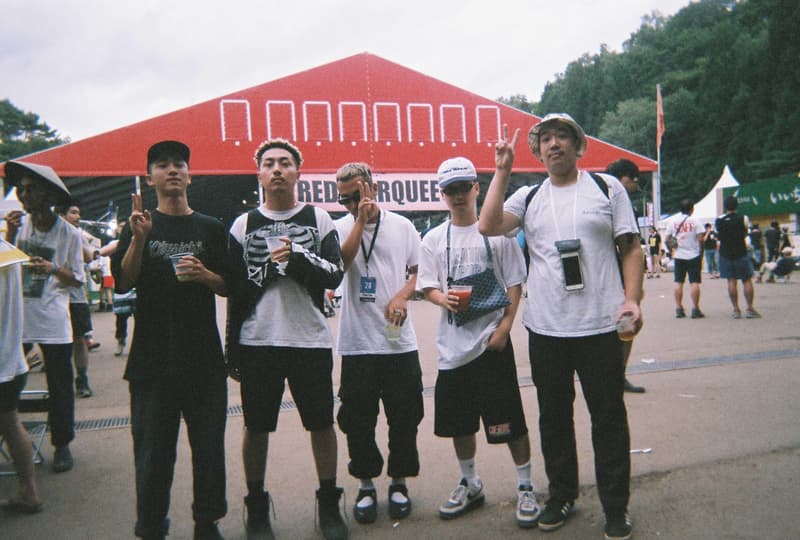 Back to Film:HYPEBEAST 編集部の等身大 FUJI ROCK FESTIVAL '18 備忘録 ファッション業界の方々から学生時代の部活の先輩まで、『HYPEBEAST』のリアルな日常を使い捨てカメラで記録した「FUJI ROCK」の番外編企画 山の天気は変わりやすい。「FUJI ROCK FESTIVAL '18」の会場となった苗場スキー場は途中に台風の通過もあってか、激しい雨と燦々と降り注ぐ日照りの繰り返しで、どこかの先人が作った言葉の意味を再認識した3日間だった。『HYPEBEAST』では連日、臨場感溢れるアーティストのステージパフォーマンスを中心とした速報や、タフな環境下でもファッション>機能性のマインドを持ち合わせる人々を撮影したストリートスナップをご紹介してきた。これらの記事制作の背景に少しだけ触れると、取材は日中から場合によっては深夜にまで及び、翌日朝は写真の編集と記事の執筆、現場では聴きたいアーティストのライブを余裕綽々で堪能できる時間はほとんどなく、山道の移動と悪天候がプレゼントしてくれる疲労の蓄積で、夜はホテルに戻るや否や汗を流し、次の日に備えて寝る、これがリアルである。 しかし、移動の最中や束の間の休憩中に遭遇する、日頃からお世話になっているファッション/音楽業界の方々、夜遊び仲間、中学時代の部活の先輩、久しぶりに会った音好きの友人たちと言い合うライブの感想、たわいもない会話、そしてビールでの乾杯は、編集部にとっては紛れもない「FUJI ROCK」の醍醐味なのだ。 そこで、我々は本気の仕事の裏側で、ポケットに使い捨てカメラを忍ばせ、柵前の景色から美味しいご飯を提供してくれたお食事処の皆さんまで、実際にいたロケーションと遭遇した仕事仲間&友人を気の向くままにパシャパシャと撮影。このカジュアルな企画では、上原のセレクトショップ『UFO(UPPER FIELD ONE)』の千寿公久、過去に#Essentialsに登場してくれた『Mastered』編集長の三木系大、水原佑果や武居詩織&きなりのモデル勢など、レポート記事とストリートスナップには登場していない人の姿も収めることができた。暗かったり、写真の構図が雑だったり、ピントが合っていないのはご愛嬌。是非、『HYPEBEAST』編集部2名が緩めに切り取った「FUJI ROCK FESTIVAL '18」の等身大備忘録を上のフォトギャラリーから楽しんでみてほしい。 まだ「FUJI ROCK FESTIVAL '18」の初日、二日目、最終日のレポートとストリートスナップをチェックしていない方は、そちらもお見逃しなく。