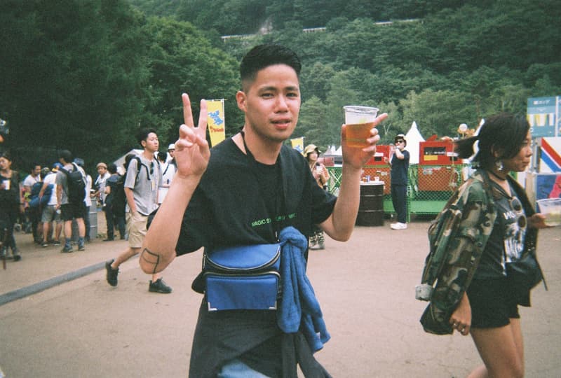 Back to Film：HYPEBEAST 編集部の等身大 FUJI ROCK FESTIVAL '18 備忘録  ファッション業界の方々から学生時代の部活の先輩まで、『HYPEBEAST』のリアルな日常を使い捨てカメラで記録した「FUJI ROCK」の番外編企画 山の天気は変わりやすい。「FUJI ROCK FESTIVAL '18」の会場となった苗場スキー場は途中に台風の通過もあってか、激しい雨と燦々と降り注ぐ日照りの繰り返しで、どこかの先人が作った言葉の意味を再認識した3日間だった。『HYPEBEAST』では連日、臨場感溢れるアーティストのステージパフォーマンスを中心とした速報や、タフな環境下でもファッション＞機能性のマインドを持ち合わせる人々を撮影したストリートスナップをご紹介してきた。これらの記事制作の背景に少しだけ触れると、取材は日中から場合によっては深夜にまで及び、翌日朝は写真の編集と記事の執筆、現場では聴きたいアーティストのライブを余裕綽々で堪能できる時間はほとんどなく、山道の移動と悪天候がプレゼントしてくれる疲労の蓄積で、夜はホテルに戻るや否や汗を流し、次の日に備えて寝る、これがリアルである。  しかし、移動の最中や束の間の休憩中に遭遇する、日頃からお世話になっているファッション/音楽業界の方々、夜遊び仲間、中学時代の部活の先輩、久しぶりに会った音好きの友人たちと言い合うライブの感想、たわいもない会話、そしてビールでの乾杯は、編集部にとっては紛れもない「FUJI ROCK」の醍醐味なのだ。  そこで、我々は本気の仕事の裏側で、ポケットに使い捨てカメラを忍ばせ、柵前の景色から美味しいご飯を提供してくれたお食事処の皆さんまで、実際にいたロケーションと遭遇した仕事仲間＆友人を気の向くままにパシャパシャと撮影。このカジュアルな企画では、上原のセレクトショップ『UFO（UPPER FIELD ONE）』の千寿公久、過去に#Essentialsに登場してくれた『Mastered』編集長の三木系大、水原佑果や武居詩織＆きなりのモデル勢など、レポート記事とストリートスナップには登場していない人の姿も収めることができた。暗かったり、写真の構図が雑だったり、ピントが合っていないのはご愛嬌。是非、『HYPEBEAST』編集部2名が緩めに切り取った「FUJI ROCK FESTIVAL '18」の等身大備忘録を上のフォトギャラリーから楽しんでみてほしい。  まだ「FUJI ROCK FESTIVAL '18」の初日、二日目、最終日のレポートとストリートスナップをチェックしていない方は、そちらもお見逃しなく。