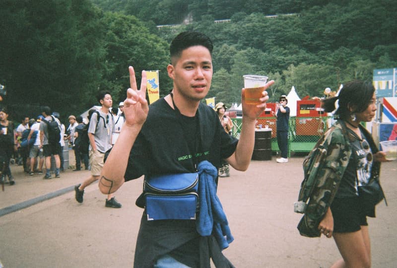 Back to Film:HYPEBEAST 編集部の等身大 FUJI ROCK FESTIVAL '18 備忘録 ファッション業界の方々から学生時代の部活の先輩まで、『HYPEBEAST』のリアルな日常を使い捨てカメラで記録した「FUJI ROCK」の番外編企画 山の天気は変わりやすい。「FUJI ROCK FESTIVAL '18」の会場となった苗場スキー場は途中に台風の通過もあってか、激しい雨と燦々と降り注ぐ日照りの繰り返しで、どこかの先人が作った言葉の意味を再認識した3日間だった。『HYPEBEAST』では連日、臨場感溢れるアーティストのステージパフォーマンスを中心とした速報や、タフな環境下でもファッション>機能性のマインドを持ち合わせる人々を撮影したストリートスナップをご紹介してきた。これらの記事制作の背景に少しだけ触れると、取材は日中から場合によっては深夜にまで及び、翌日朝は写真の編集と記事の執筆、現場では聴きたいアーティストのライブを余裕綽々で堪能できる時間はほとんどなく、山道の移動と悪天候がプレゼントしてくれる疲労の蓄積で、夜はホテルに戻るや否や汗を流し、次の日に備えて寝る、これがリアルである。 しかし、移動の最中や束の間の休憩中に遭遇する、日頃からお世話になっているファッション/音楽業界の方々、夜遊び仲間、中学時代の部活の先輩、久しぶりに会った音好きの友人たちと言い合うライブの感想、たわいもない会話、そしてビールでの乾杯は、編集部にとっては紛れもない「FUJI ROCK」の醍醐味なのだ。 そこで、我々は本気の仕事の裏側で、ポケットに使い捨てカメラを忍ばせ、柵前の景色から美味しいご飯を提供してくれたお食事処の皆さんまで、実際にいたロケーションと遭遇した仕事仲間&友人を気の向くままにパシャパシャと撮影。このカジュアルな企画では、上原のセレクトショップ『UFO(UPPER FIELD ONE)』の千寿公久、過去に#Essentialsに登場してくれた『Mastered』編集長の三木系大、水原佑果や武居詩織&きなりのモデル勢など、レポート記事とストリートスナップには登場していない人の姿も収めることができた。暗かったり、写真の構図が雑だったり、ピントが合っていないのはご愛嬌。是非、『HYPEBEAST』編集部2名が緩めに切り取った「FUJI ROCK FESTIVAL '18」の等身大備忘録を上のフォトギャラリーから楽しんでみてほしい。 まだ「FUJI ROCK FESTIVAL '18」の初日、二日目、最終日のレポートとストリートスナップをチェックしていない方は、そちらもお見逃しなく。