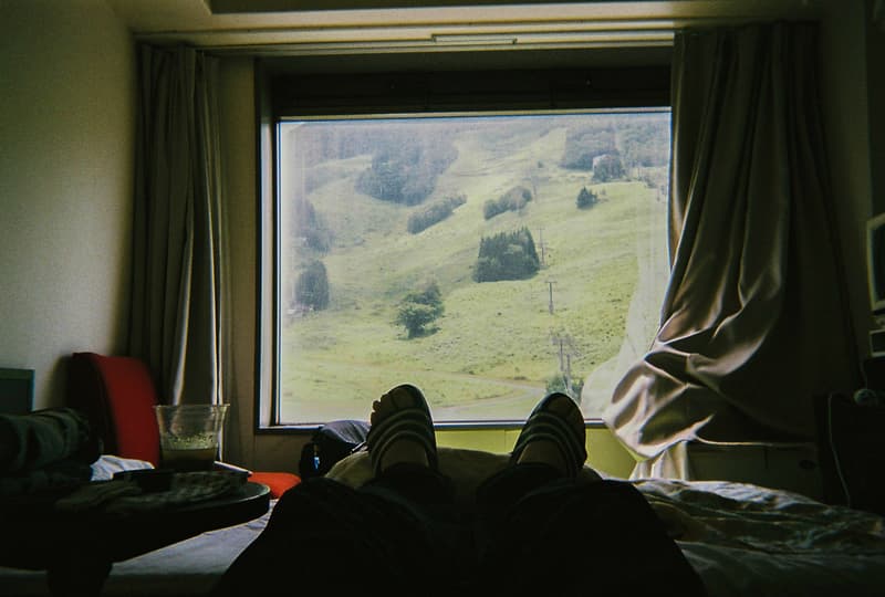 Back to Film：HYPEBEAST 編集部の等身大 FUJI ROCK FESTIVAL '18 備忘録  ファッション業界の方々から学生時代の部活の先輩まで、『HYPEBEAST』のリアルな日常を使い捨てカメラで記録した「FUJI ROCK」の番外編企画 山の天気は変わりやすい。「FUJI ROCK FESTIVAL '18」の会場となった苗場スキー場は途中に台風の通過もあってか、激しい雨と燦々と降り注ぐ日照りの繰り返しで、どこかの先人が作った言葉の意味を再認識した3日間だった。『HYPEBEAST』では連日、臨場感溢れるアーティストのステージパフォーマンスを中心とした速報や、タフな環境下でもファッション＞機能性のマインドを持ち合わせる人々を撮影したストリートスナップをご紹介してきた。これらの記事制作の背景に少しだけ触れると、取材は日中から場合によっては深夜にまで及び、翌日朝は写真の編集と記事の執筆、現場では聴きたいアーティストのライブを余裕綽々で堪能できる時間はほとんどなく、山道の移動と悪天候がプレゼントしてくれる疲労の蓄積で、夜はホテルに戻るや否や汗を流し、次の日に備えて寝る、これがリアルである。  しかし、移動の最中や束の間の休憩中に遭遇する、日頃からお世話になっているファッション/音楽業界の方々、夜遊び仲間、中学時代の部活の先輩、久しぶりに会った音好きの友人たちと言い合うライブの感想、たわいもない会話、そしてビールでの乾杯は、編集部にとっては紛れもない「FUJI ROCK」の醍醐味なのだ。  そこで、我々は本気の仕事の裏側で、ポケットに使い捨てカメラを忍ばせ、柵前の景色から美味しいご飯を提供してくれたお食事処の皆さんまで、実際にいたロケーションと遭遇した仕事仲間＆友人を気の向くままにパシャパシャと撮影。このカジュアルな企画では、上原のセレクトショップ『UFO（UPPER FIELD ONE）』の千寿公久、過去に#Essentialsに登場してくれた『Mastered』編集長の三木系大、水原佑果や武居詩織＆きなりのモデル勢など、レポート記事とストリートスナップには登場していない人の姿も収めることができた。暗かったり、写真の構図が雑だったり、ピントが合っていないのはご愛嬌。是非、『HYPEBEAST』編集部2名が緩めに切り取った「FUJI ROCK FESTIVAL '18」の等身大備忘録を上のフォトギャラリーから楽しんでみてほしい。  まだ「FUJI ROCK FESTIVAL '18」の初日、二日目、最終日のレポートとストリートスナップをチェックしていない方は、そちらもお見逃しなく。