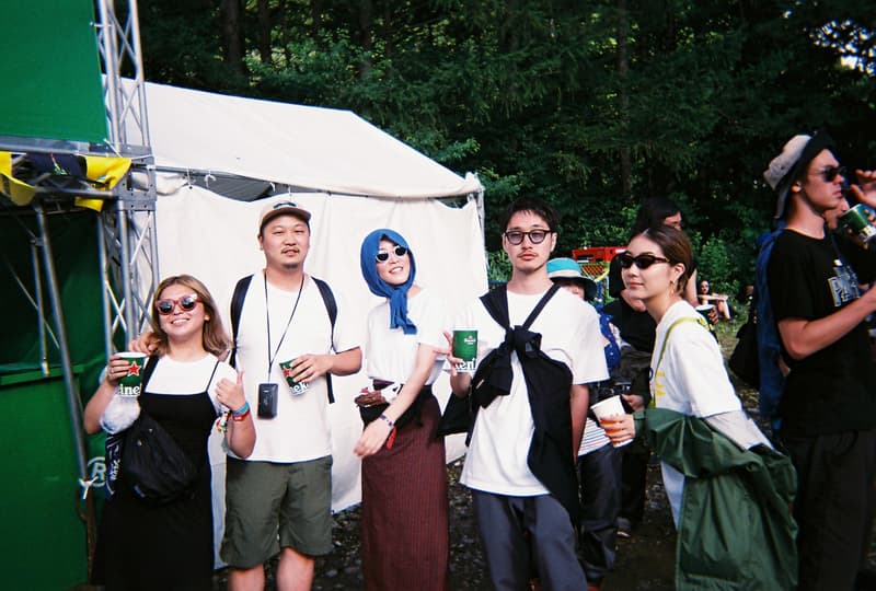 Back to Film:HYPEBEAST 編集部の等身大 FUJI ROCK FESTIVAL '18 備忘録 ファッション業界の方々から学生時代の部活の先輩まで、『HYPEBEAST』のリアルな日常を使い捨てカメラで記録した「FUJI ROCK」の番外編企画 山の天気は変わりやすい。「FUJI ROCK FESTIVAL '18」の会場となった苗場スキー場は途中に台風の通過もあってか、激しい雨と燦々と降り注ぐ日照りの繰り返しで、どこかの先人が作った言葉の意味を再認識した3日間だった。『HYPEBEAST』では連日、臨場感溢れるアーティストのステージパフォーマンスを中心とした速報や、タフな環境下でもファッション>機能性のマインドを持ち合わせる人々を撮影したストリートスナップをご紹介してきた。これらの記事制作の背景に少しだけ触れると、取材は日中から場合によっては深夜にまで及び、翌日朝は写真の編集と記事の執筆、現場では聴きたいアーティストのライブを余裕綽々で堪能できる時間はほとんどなく、山道の移動と悪天候がプレゼントしてくれる疲労の蓄積で、夜はホテルに戻るや否や汗を流し、次の日に備えて寝る、これがリアルである。 しかし、移動の最中や束の間の休憩中に遭遇する、日頃からお世話になっているファッション/音楽業界の方々、夜遊び仲間、中学時代の部活の先輩、久しぶりに会った音好きの友人たちと言い合うライブの感想、たわいもない会話、そしてビールでの乾杯は、編集部にとっては紛れもない「FUJI ROCK」の醍醐味なのだ。 そこで、我々は本気の仕事の裏側で、ポケットに使い捨てカメラを忍ばせ、柵前の景色から美味しいご飯を提供してくれたお食事処の皆さんまで、実際にいたロケーションと遭遇した仕事仲間&友人を気の向くままにパシャパシャと撮影。このカジュアルな企画では、上原のセレクトショップ『UFO(UPPER FIELD ONE)』の千寿公久、過去に#Essentialsに登場してくれた『Mastered』編集長の三木系大、水原佑果や武居詩織&きなりのモデル勢など、レポート記事とストリートスナップには登場していない人の姿も収めることができた。暗かったり、写真の構図が雑だったり、ピントが合っていないのはご愛嬌。是非、『HYPEBEAST』編集部2名が緩めに切り取った「FUJI ROCK FESTIVAL '18」の等身大備忘録を上のフォトギャラリーから楽しんでみてほしい。 まだ「FUJI ROCK FESTIVAL '18」の初日、二日目、最終日のレポートとストリートスナップをチェックしていない方は、そちらもお見逃しなく。