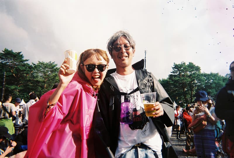 Back to Film:HYPEBEAST 編集部の等身大 FUJI ROCK FESTIVAL '18 備忘録 ファッション業界の方々から学生時代の部活の先輩まで、『HYPEBEAST』のリアルな日常を使い捨てカメラで記録した「FUJI ROCK」の番外編企画 山の天気は変わりやすい。「FUJI ROCK FESTIVAL '18」の会場となった苗場スキー場は途中に台風の通過もあってか、激しい雨と燦々と降り注ぐ日照りの繰り返しで、どこかの先人が作った言葉の意味を再認識した3日間だった。『HYPEBEAST』では連日、臨場感溢れるアーティストのステージパフォーマンスを中心とした速報や、タフな環境下でもファッション>機能性のマインドを持ち合わせる人々を撮影したストリートスナップをご紹介してきた。これらの記事制作の背景に少しだけ触れると、取材は日中から場合によっては深夜にまで及び、翌日朝は写真の編集と記事の執筆、現場では聴きたいアーティストのライブを余裕綽々で堪能できる時間はほとんどなく、山道の移動と悪天候がプレゼントしてくれる疲労の蓄積で、夜はホテルに戻るや否や汗を流し、次の日に備えて寝る、これがリアルである。 しかし、移動の最中や束の間の休憩中に遭遇する、日頃からお世話になっているファッション/音楽業界の方々、夜遊び仲間、中学時代の部活の先輩、久しぶりに会った音好きの友人たちと言い合うライブの感想、たわいもない会話、そしてビールでの乾杯は、編集部にとっては紛れもない「FUJI ROCK」の醍醐味なのだ。 そこで、我々は本気の仕事の裏側で、ポケットに使い捨てカメラを忍ばせ、柵前の景色から美味しいご飯を提供してくれたお食事処の皆さんまで、実際にいたロケーションと遭遇した仕事仲間&友人を気の向くままにパシャパシャと撮影。このカジュアルな企画では、上原のセレクトショップ『UFO(UPPER FIELD ONE)』の千寿公久、過去に#Essentialsに登場してくれた『Mastered』編集長の三木系大、水原佑果や武居詩織&きなりのモデル勢など、レポート記事とストリートスナップには登場していない人の姿も収めることができた。暗かったり、写真の構図が雑だったり、ピントが合っていないのはご愛嬌。是非、『HYPEBEAST』編集部2名が緩めに切り取った「FUJI ROCK FESTIVAL '18」の等身大備忘録を上のフォトギャラリーから楽しんでみてほしい。 まだ「FUJI ROCK FESTIVAL '18」の初日、二日目、最終日のレポートとストリートスナップをチェックしていない方は、そちらもお見逃しなく。