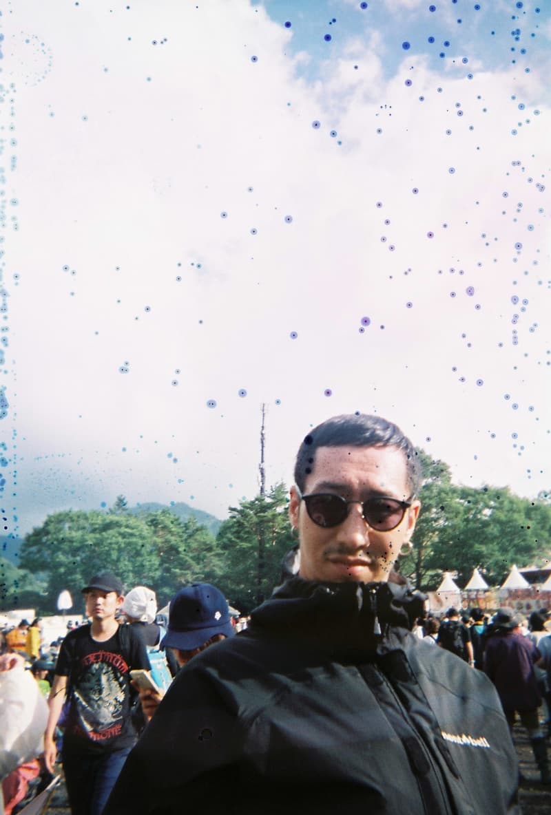 Back to Film:HYPEBEAST 編集部の等身大 FUJI ROCK FESTIVAL '18 備忘録 ファッション業界の方々から学生時代の部活の先輩まで、『HYPEBEAST』のリアルな日常を使い捨てカメラで記録した「FUJI ROCK」の番外編企画 山の天気は変わりやすい。「FUJI ROCK FESTIVAL '18」の会場となった苗場スキー場は途中に台風の通過もあってか、激しい雨と燦々と降り注ぐ日照りの繰り返しで、どこかの先人が作った言葉の意味を再認識した3日間だった。『HYPEBEAST』では連日、臨場感溢れるアーティストのステージパフォーマンスを中心とした速報や、タフな環境下でもファッション>機能性のマインドを持ち合わせる人々を撮影したストリートスナップをご紹介してきた。これらの記事制作の背景に少しだけ触れると、取材は日中から場合によっては深夜にまで及び、翌日朝は写真の編集と記事の執筆、現場では聴きたいアーティストのライブを余裕綽々で堪能できる時間はほとんどなく、山道の移動と悪天候がプレゼントしてくれる疲労の蓄積で、夜はホテルに戻るや否や汗を流し、次の日に備えて寝る、これがリアルである。 しかし、移動の最中や束の間の休憩中に遭遇する、日頃からお世話になっているファッション/音楽業界の方々、夜遊び仲間、中学時代の部活の先輩、久しぶりに会った音好きの友人たちと言い合うライブの感想、たわいもない会話、そしてビールでの乾杯は、編集部にとっては紛れもない「FUJI ROCK」の醍醐味なのだ。 そこで、我々は本気の仕事の裏側で、ポケットに使い捨てカメラを忍ばせ、柵前の景色から美味しいご飯を提供してくれたお食事処の皆さんまで、実際にいたロケーションと遭遇した仕事仲間&友人を気の向くままにパシャパシャと撮影。このカジュアルな企画では、上原のセレクトショップ『UFO(UPPER FIELD ONE)』の千寿公久、過去に#Essentialsに登場してくれた『Mastered』編集長の三木系大、水原佑果や武居詩織&きなりのモデル勢など、レポート記事とストリートスナップには登場していない人の姿も収めることができた。暗かったり、写真の構図が雑だったり、ピントが合っていないのはご愛嬌。是非、『HYPEBEAST』編集部2名が緩めに切り取った「FUJI ROCK FESTIVAL '18」の等身大備忘録を上のフォトギャラリーから楽しんでみてほしい。 まだ「FUJI ROCK FESTIVAL '18」の初日、二日目、最終日のレポートとストリートスナップをチェックしていない方は、そちらもお見逃しなく。