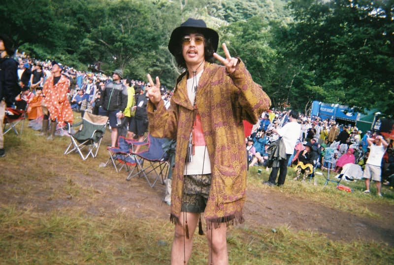 Back to Film:HYPEBEAST 編集部の等身大 FUJI ROCK FESTIVAL '18 備忘録 ファッション業界の方々から学生時代の部活の先輩まで、『HYPEBEAST』のリアルな日常を使い捨てカメラで記録した「FUJI ROCK」の番外編企画 山の天気は変わりやすい。「FUJI ROCK FESTIVAL '18」の会場となった苗場スキー場は途中に台風の通過もあってか、激しい雨と燦々と降り注ぐ日照りの繰り返しで、どこかの先人が作った言葉の意味を再認識した3日間だった。『HYPEBEAST』では連日、臨場感溢れるアーティストのステージパフォーマンスを中心とした速報や、タフな環境下でもファッション>機能性のマインドを持ち合わせる人々を撮影したストリートスナップをご紹介してきた。これらの記事制作の背景に少しだけ触れると、取材は日中から場合によっては深夜にまで及び、翌日朝は写真の編集と記事の執筆、現場では聴きたいアーティストのライブを余裕綽々で堪能できる時間はほとんどなく、山道の移動と悪天候がプレゼントしてくれる疲労の蓄積で、夜はホテルに戻るや否や汗を流し、次の日に備えて寝る、これがリアルである。 しかし、移動の最中や束の間の休憩中に遭遇する、日頃からお世話になっているファッション/音楽業界の方々、夜遊び仲間、中学時代の部活の先輩、久しぶりに会った音好きの友人たちと言い合うライブの感想、たわいもない会話、そしてビールでの乾杯は、編集部にとっては紛れもない「FUJI ROCK」の醍醐味なのだ。 そこで、我々は本気の仕事の裏側で、ポケットに使い捨てカメラを忍ばせ、柵前の景色から美味しいご飯を提供してくれたお食事処の皆さんまで、実際にいたロケーションと遭遇した仕事仲間&友人を気の向くままにパシャパシャと撮影。このカジュアルな企画では、上原のセレクトショップ『UFO(UPPER FIELD ONE)』の千寿公久、過去に#Essentialsに登場してくれた『Mastered』編集長の三木系大、水原佑果や武居詩織&きなりのモデル勢など、レポート記事とストリートスナップには登場していない人の姿も収めることができた。暗かったり、写真の構図が雑だったり、ピントが合っていないのはご愛嬌。是非、『HYPEBEAST』編集部2名が緩めに切り取った「FUJI ROCK FESTIVAL '18」の等身大備忘録を上のフォトギャラリーから楽しんでみてほしい。 まだ「FUJI ROCK FESTIVAL '18」の初日、二日目、最終日のレポートとストリートスナップをチェックしていない方は、そちらもお見逃しなく。