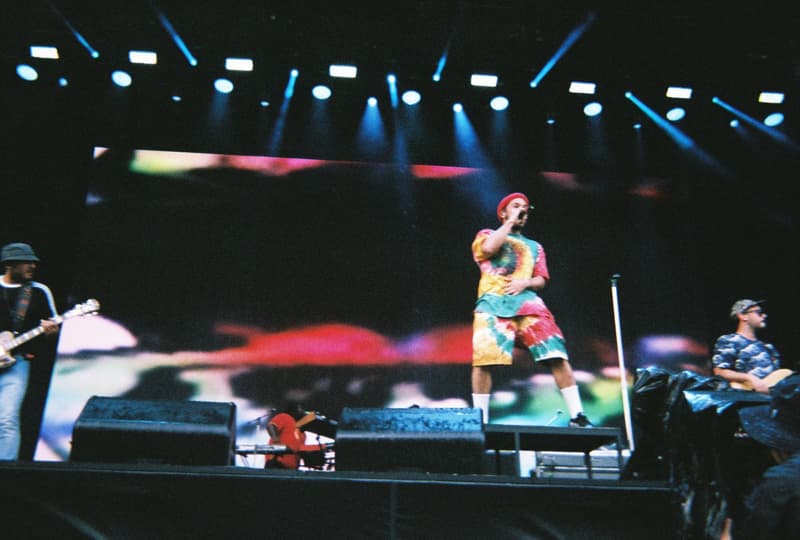 Back to Film：HYPEBEAST 編集部の等身大 FUJI ROCK FESTIVAL '18 備忘録  ファッション業界の方々から学生時代の部活の先輩まで、『HYPEBEAST』のリアルな日常を使い捨てカメラで記録した「FUJI ROCK」の番外編企画 山の天気は変わりやすい。「FUJI ROCK FESTIVAL '18」の会場となった苗場スキー場は途中に台風の通過もあってか、激しい雨と燦々と降り注ぐ日照りの繰り返しで、どこかの先人が作った言葉の意味を再認識した3日間だった。『HYPEBEAST』では連日、臨場感溢れるアーティストのステージパフォーマンスを中心とした速報や、タフな環境下でもファッション＞機能性のマインドを持ち合わせる人々を撮影したストリートスナップをご紹介してきた。これらの記事制作の背景に少しだけ触れると、取材は日中から場合によっては深夜にまで及び、翌日朝は写真の編集と記事の執筆、現場では聴きたいアーティストのライブを余裕綽々で堪能できる時間はほとんどなく、山道の移動と悪天候がプレゼントしてくれる疲労の蓄積で、夜はホテルに戻るや否や汗を流し、次の日に備えて寝る、これがリアルである。  しかし、移動の最中や束の間の休憩中に遭遇する、日頃からお世話になっているファッション/音楽業界の方々、夜遊び仲間、中学時代の部活の先輩、久しぶりに会った音好きの友人たちと言い合うライブの感想、たわいもない会話、そしてビールでの乾杯は、編集部にとっては紛れもない「FUJI ROCK」の醍醐味なのだ。  そこで、我々は本気の仕事の裏側で、ポケットに使い捨てカメラを忍ばせ、柵前の景色から美味しいご飯を提供してくれたお食事処の皆さんまで、実際にいたロケーションと遭遇した仕事仲間＆友人を気の向くままにパシャパシャと撮影。このカジュアルな企画では、上原のセレクトショップ『UFO（UPPER FIELD ONE）』の千寿公久、過去に#Essentialsに登場してくれた『Mastered』編集長の三木系大、水原佑果や武居詩織＆きなりのモデル勢など、レポート記事とストリートスナップには登場していない人の姿も収めることができた。暗かったり、写真の構図が雑だったり、ピントが合っていないのはご愛嬌。是非、『HYPEBEAST』編集部2名が緩めに切り取った「FUJI ROCK FESTIVAL '18」の等身大備忘録を上のフォトギャラリーから楽しんでみてほしい。  まだ「FUJI ROCK FESTIVAL '18」の初日、二日目、最終日のレポートとストリートスナップをチェックしていない方は、そちらもお見逃しなく。