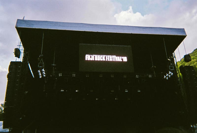 Back to Film:HYPEBEAST 編集部の等身大 FUJI ROCK FESTIVAL '18 備忘録 ファッション業界の方々から学生時代の部活の先輩まで、『HYPEBEAST』のリアルな日常を使い捨てカメラで記録した「FUJI ROCK」の番外編企画 山の天気は変わりやすい。「FUJI ROCK FESTIVAL '18」の会場となった苗場スキー場は途中に台風の通過もあってか、激しい雨と燦々と降り注ぐ日照りの繰り返しで、どこかの先人が作った言葉の意味を再認識した3日間だった。『HYPEBEAST』では連日、臨場感溢れるアーティストのステージパフォーマンスを中心とした速報や、タフな環境下でもファッション>機能性のマインドを持ち合わせる人々を撮影したストリートスナップをご紹介してきた。これらの記事制作の背景に少しだけ触れると、取材は日中から場合によっては深夜にまで及び、翌日朝は写真の編集と記事の執筆、現場では聴きたいアーティストのライブを余裕綽々で堪能できる時間はほとんどなく、山道の移動と悪天候がプレゼントしてくれる疲労の蓄積で、夜はホテルに戻るや否や汗を流し、次の日に備えて寝る、これがリアルである。 しかし、移動の最中や束の間の休憩中に遭遇する、日頃からお世話になっているファッション/音楽業界の方々、夜遊び仲間、中学時代の部活の先輩、久しぶりに会った音好きの友人たちと言い合うライブの感想、たわいもない会話、そしてビールでの乾杯は、編集部にとっては紛れもない「FUJI ROCK」の醍醐味なのだ。 そこで、我々は本気の仕事の裏側で、ポケットに使い捨てカメラを忍ばせ、柵前の景色から美味しいご飯を提供してくれたお食事処の皆さんまで、実際にいたロケーションと遭遇した仕事仲間&友人を気の向くままにパシャパシャと撮影。このカジュアルな企画では、上原のセレクトショップ『UFO(UPPER FIELD ONE)』の千寿公久、過去に#Essentialsに登場してくれた『Mastered』編集長の三木系大、水原佑果や武居詩織&きなりのモデル勢など、レポート記事とストリートスナップには登場していない人の姿も収めることができた。暗かったり、写真の構図が雑だったり、ピントが合っていないのはご愛嬌。是非、『HYPEBEAST』編集部2名が緩めに切り取った「FUJI ROCK FESTIVAL '18」の等身大備忘録を上のフォトギャラリーから楽しんでみてほしい。 まだ「FUJI ROCK FESTIVAL '18」の初日、二日目、最終日のレポートとストリートスナップをチェックしていない方は、そちらもお見逃しなく。