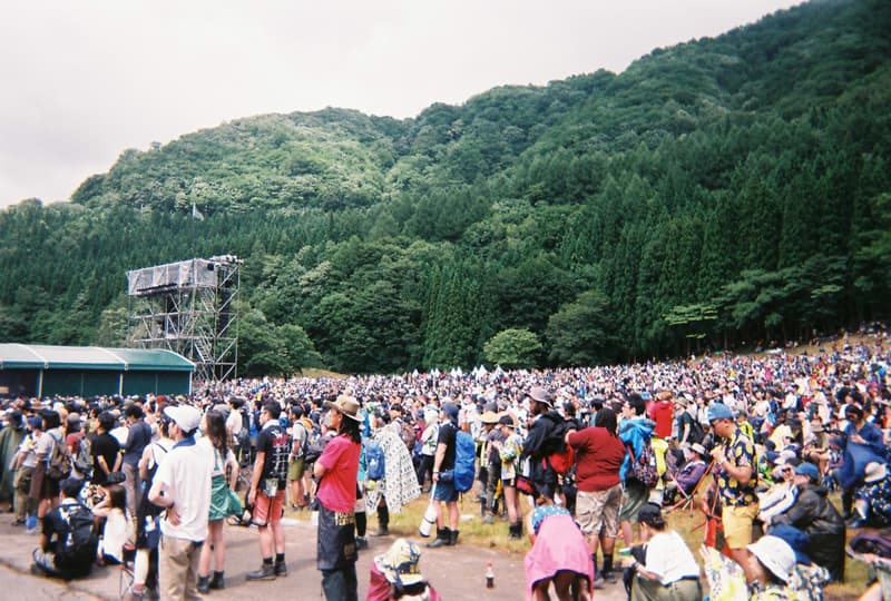 Back to Film：HYPEBEAST 編集部の等身大 FUJI ROCK FESTIVAL '18 備忘録  ファッション業界の方々から学生時代の部活の先輩まで、『HYPEBEAST』のリアルな日常を使い捨てカメラで記録した「FUJI ROCK」の番外編企画 山の天気は変わりやすい。「FUJI ROCK FESTIVAL '18」の会場となった苗場スキー場は途中に台風の通過もあってか、激しい雨と燦々と降り注ぐ日照りの繰り返しで、どこかの先人が作った言葉の意味を再認識した3日間だった。『HYPEBEAST』では連日、臨場感溢れるアーティストのステージパフォーマンスを中心とした速報や、タフな環境下でもファッション＞機能性のマインドを持ち合わせる人々を撮影したストリートスナップをご紹介してきた。これらの記事制作の背景に少しだけ触れると、取材は日中から場合によっては深夜にまで及び、翌日朝は写真の編集と記事の執筆、現場では聴きたいアーティストのライブを余裕綽々で堪能できる時間はほとんどなく、山道の移動と悪天候がプレゼントしてくれる疲労の蓄積で、夜はホテルに戻るや否や汗を流し、次の日に備えて寝る、これがリアルである。  しかし、移動の最中や束の間の休憩中に遭遇する、日頃からお世話になっているファッション/音楽業界の方々、夜遊び仲間、中学時代の部活の先輩、久しぶりに会った音好きの友人たちと言い合うライブの感想、たわいもない会話、そしてビールでの乾杯は、編集部にとっては紛れもない「FUJI ROCK」の醍醐味なのだ。  そこで、我々は本気の仕事の裏側で、ポケットに使い捨てカメラを忍ばせ、柵前の景色から美味しいご飯を提供してくれたお食事処の皆さんまで、実際にいたロケーションと遭遇した仕事仲間＆友人を気の向くままにパシャパシャと撮影。このカジュアルな企画では、上原のセレクトショップ『UFO（UPPER FIELD ONE）』の千寿公久、過去に#Essentialsに登場してくれた『Mastered』編集長の三木系大、水原佑果や武居詩織＆きなりのモデル勢など、レポート記事とストリートスナップには登場していない人の姿も収めることができた。暗かったり、写真の構図が雑だったり、ピントが合っていないのはご愛嬌。是非、『HYPEBEAST』編集部2名が緩めに切り取った「FUJI ROCK FESTIVAL '18」の等身大備忘録を上のフォトギャラリーから楽しんでみてほしい。  まだ「FUJI ROCK FESTIVAL '18」の初日、二日目、最終日のレポートとストリートスナップをチェックしていない方は、そちらもお見逃しなく。