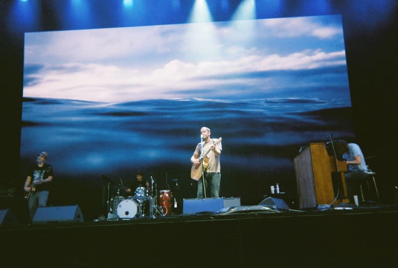 Back to Film：HYPEBEAST 編集部の等身大 FUJI ROCK FESTIVAL '18 備忘録  ファッション業界の方々から学生時代の部活の先輩まで、『HYPEBEAST』のリアルな日常を使い捨てカメラで記録した「FUJI ROCK」の番外編企画 山の天気は変わりやすい。「FUJI ROCK FESTIVAL '18」の会場となった苗場スキー場は途中に台風の通過もあってか、激しい雨と燦々と降り注ぐ日照りの繰り返しで、どこかの先人が作った言葉の意味を再認識した3日間だった。『HYPEBEAST』では連日、臨場感溢れるアーティストのステージパフォーマンスを中心とした速報や、タフな環境下でもファッション＞機能性のマインドを持ち合わせる人々を撮影したストリートスナップをご紹介してきた。これらの記事制作の背景に少しだけ触れると、取材は日中から場合によっては深夜にまで及び、翌日朝は写真の編集と記事の執筆、現場では聴きたいアーティストのライブを余裕綽々で堪能できる時間はほとんどなく、山道の移動と悪天候がプレゼントしてくれる疲労の蓄積で、夜はホテルに戻るや否や汗を流し、次の日に備えて寝る、これがリアルである。  しかし、移動の最中や束の間の休憩中に遭遇する、日頃からお世話になっているファッション/音楽業界の方々、夜遊び仲間、中学時代の部活の先輩、久しぶりに会った音好きの友人たちと言い合うライブの感想、たわいもない会話、そしてビールでの乾杯は、編集部にとっては紛れもない「FUJI ROCK」の醍醐味なのだ。  そこで、我々は本気の仕事の裏側で、ポケットに使い捨てカメラを忍ばせ、柵前の景色から美味しいご飯を提供してくれたお食事処の皆さんまで、実際にいたロケーションと遭遇した仕事仲間＆友人を気の向くままにパシャパシャと撮影。このカジュアルな企画では、上原のセレクトショップ『UFO（UPPER FIELD ONE）』の千寿公久、過去に#Essentialsに登場してくれた『Mastered』編集長の三木系大、水原佑果や武居詩織＆きなりのモデル勢など、レポート記事とストリートスナップには登場していない人の姿も収めることができた。暗かったり、写真の構図が雑だったり、ピントが合っていないのはご愛嬌。是非、『HYPEBEAST』編集部2名が緩めに切り取った「FUJI ROCK FESTIVAL '18」の等身大備忘録を上のフォトギャラリーから楽しんでみてほしい。  まだ「FUJI ROCK FESTIVAL '18」の初日、二日目、最終日のレポートとストリートスナップをチェックしていない方は、そちらもお見逃しなく。