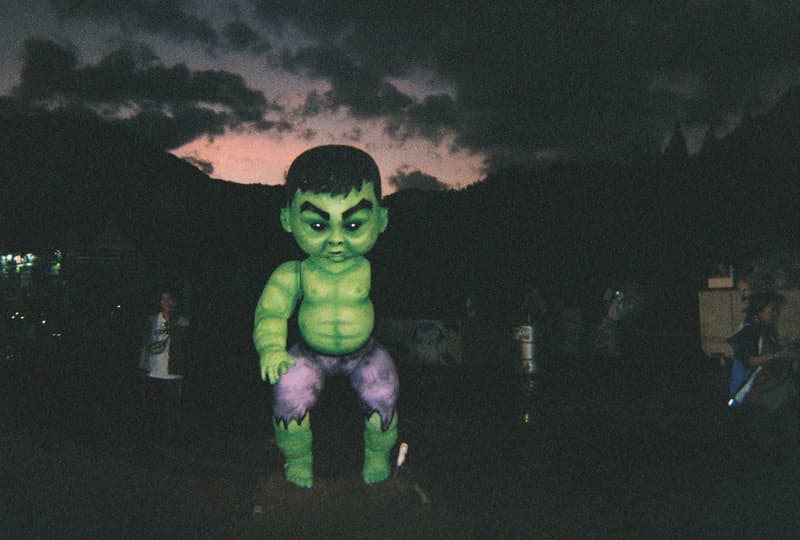 Back to Film：HYPEBEAST 編集部の等身大 FUJI ROCK FESTIVAL '18 備忘録  ファッション業界の方々から学生時代の部活の先輩まで、『HYPEBEAST』のリアルな日常を使い捨てカメラで記録した「FUJI ROCK」の番外編企画 山の天気は変わりやすい。「FUJI ROCK FESTIVAL '18」の会場となった苗場スキー場は途中に台風の通過もあってか、激しい雨と燦々と降り注ぐ日照りの繰り返しで、どこかの先人が作った言葉の意味を再認識した3日間だった。『HYPEBEAST』では連日、臨場感溢れるアーティストのステージパフォーマンスを中心とした速報や、タフな環境下でもファッション＞機能性のマインドを持ち合わせる人々を撮影したストリートスナップをご紹介してきた。これらの記事制作の背景に少しだけ触れると、取材は日中から場合によっては深夜にまで及び、翌日朝は写真の編集と記事の執筆、現場では聴きたいアーティストのライブを余裕綽々で堪能できる時間はほとんどなく、山道の移動と悪天候がプレゼントしてくれる疲労の蓄積で、夜はホテルに戻るや否や汗を流し、次の日に備えて寝る、これがリアルである。  しかし、移動の最中や束の間の休憩中に遭遇する、日頃からお世話になっているファッション/音楽業界の方々、夜遊び仲間、中学時代の部活の先輩、久しぶりに会った音好きの友人たちと言い合うライブの感想、たわいもない会話、そしてビールでの乾杯は、編集部にとっては紛れもない「FUJI ROCK」の醍醐味なのだ。  そこで、我々は本気の仕事の裏側で、ポケットに使い捨てカメラを忍ばせ、柵前の景色から美味しいご飯を提供してくれたお食事処の皆さんまで、実際にいたロケーションと遭遇した仕事仲間＆友人を気の向くままにパシャパシャと撮影。このカジュアルな企画では、上原のセレクトショップ『UFO（UPPER FIELD ONE）』の千寿公久、過去に#Essentialsに登場してくれた『Mastered』編集長の三木系大、水原佑果や武居詩織＆きなりのモデル勢など、レポート記事とストリートスナップには登場していない人の姿も収めることができた。暗かったり、写真の構図が雑だったり、ピントが合っていないのはご愛嬌。是非、『HYPEBEAST』編集部2名が緩めに切り取った「FUJI ROCK FESTIVAL '18」の等身大備忘録を上のフォトギャラリーから楽しんでみてほしい。  まだ「FUJI ROCK FESTIVAL '18」の初日、二日目、最終日のレポートとストリートスナップをチェックしていない方は、そちらもお見逃しなく。