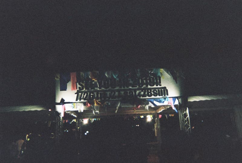 Back to Film:HYPEBEAST 編集部の等身大 FUJI ROCK FESTIVAL '18 備忘録 ファッション業界の方々から学生時代の部活の先輩まで、『HYPEBEAST』のリアルな日常を使い捨てカメラで記録した「FUJI ROCK」の番外編企画 山の天気は変わりやすい。「FUJI ROCK FESTIVAL '18」の会場となった苗場スキー場は途中に台風の通過もあってか、激しい雨と燦々と降り注ぐ日照りの繰り返しで、どこかの先人が作った言葉の意味を再認識した3日間だった。『HYPEBEAST』では連日、臨場感溢れるアーティストのステージパフォーマンスを中心とした速報や、タフな環境下でもファッション>機能性のマインドを持ち合わせる人々を撮影したストリートスナップをご紹介してきた。これらの記事制作の背景に少しだけ触れると、取材は日中から場合によっては深夜にまで及び、翌日朝は写真の編集と記事の執筆、現場では聴きたいアーティストのライブを余裕綽々で堪能できる時間はほとんどなく、山道の移動と悪天候がプレゼントしてくれる疲労の蓄積で、夜はホテルに戻るや否や汗を流し、次の日に備えて寝る、これがリアルである。 しかし、移動の最中や束の間の休憩中に遭遇する、日頃からお世話になっているファッション/音楽業界の方々、夜遊び仲間、中学時代の部活の先輩、久しぶりに会った音好きの友人たちと言い合うライブの感想、たわいもない会話、そしてビールでの乾杯は、編集部にとっては紛れもない「FUJI ROCK」の醍醐味なのだ。 そこで、我々は本気の仕事の裏側で、ポケットに使い捨てカメラを忍ばせ、柵前の景色から美味しいご飯を提供してくれたお食事処の皆さんまで、実際にいたロケーションと遭遇した仕事仲間&友人を気の向くままにパシャパシャと撮影。このカジュアルな企画では、上原のセレクトショップ『UFO(UPPER FIELD ONE)』の千寿公久、過去に#Essentialsに登場してくれた『Mastered』編集長の三木系大、水原佑果や武居詩織&きなりのモデル勢など、レポート記事とストリートスナップには登場していない人の姿も収めることができた。暗かったり、写真の構図が雑だったり、ピントが合っていないのはご愛嬌。是非、『HYPEBEAST』編集部2名が緩めに切り取った「FUJI ROCK FESTIVAL '18」の等身大備忘録を上のフォトギャラリーから楽しんでみてほしい。 まだ「FUJI ROCK FESTIVAL '18」の初日、二日目、最終日のレポートとストリートスナップをチェックしていない方は、そちらもお見逃しなく。