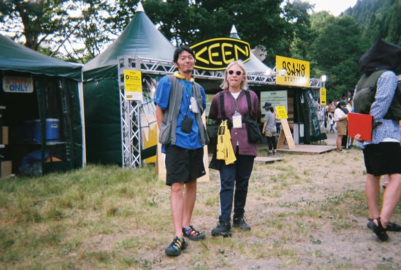 Back to Film:HYPEBEAST 編集部の等身大 FUJI ROCK FESTIVAL '18 備忘録 ファッション業界の方々から学生時代の部活の先輩まで、『HYPEBEAST』のリアルな日常を使い捨てカメラで記録した「FUJI ROCK」の番外編企画 山の天気は変わりやすい。「FUJI ROCK FESTIVAL '18」の会場となった苗場スキー場は途中に台風の通過もあってか、激しい雨と燦々と降り注ぐ日照りの繰り返しで、どこかの先人が作った言葉の意味を再認識した3日間だった。『HYPEBEAST』では連日、臨場感溢れるアーティストのステージパフォーマンスを中心とした速報や、タフな環境下でもファッション>機能性のマインドを持ち合わせる人々を撮影したストリートスナップをご紹介してきた。これらの記事制作の背景に少しだけ触れると、取材は日中から場合によっては深夜にまで及び、翌日朝は写真の編集と記事の執筆、現場では聴きたいアーティストのライブを余裕綽々で堪能できる時間はほとんどなく、山道の移動と悪天候がプレゼントしてくれる疲労の蓄積で、夜はホテルに戻るや否や汗を流し、次の日に備えて寝る、これがリアルである。 しかし、移動の最中や束の間の休憩中に遭遇する、日頃からお世話になっているファッション/音楽業界の方々、夜遊び仲間、中学時代の部活の先輩、久しぶりに会った音好きの友人たちと言い合うライブの感想、たわいもない会話、そしてビールでの乾杯は、編集部にとっては紛れもない「FUJI ROCK」の醍醐味なのだ。 そこで、我々は本気の仕事の裏側で、ポケットに使い捨てカメラを忍ばせ、柵前の景色から美味しいご飯を提供してくれたお食事処の皆さんまで、実際にいたロケーションと遭遇した仕事仲間&友人を気の向くままにパシャパシャと撮影。このカジュアルな企画では、上原のセレクトショップ『UFO(UPPER FIELD ONE)』の千寿公久、過去に#Essentialsに登場してくれた『Mastered』編集長の三木系大、水原佑果や武居詩織&きなりのモデル勢など、レポート記事とストリートスナップには登場していない人の姿も収めることができた。暗かったり、写真の構図が雑だったり、ピントが合っていないのはご愛嬌。是非、『HYPEBEAST』編集部2名が緩めに切り取った「FUJI ROCK FESTIVAL '18」の等身大備忘録を上のフォトギャラリーから楽しんでみてほしい。 まだ「FUJI ROCK FESTIVAL '18」の初日、二日目、最終日のレポートとストリートスナップをチェックしていない方は、そちらもお見逃しなく。