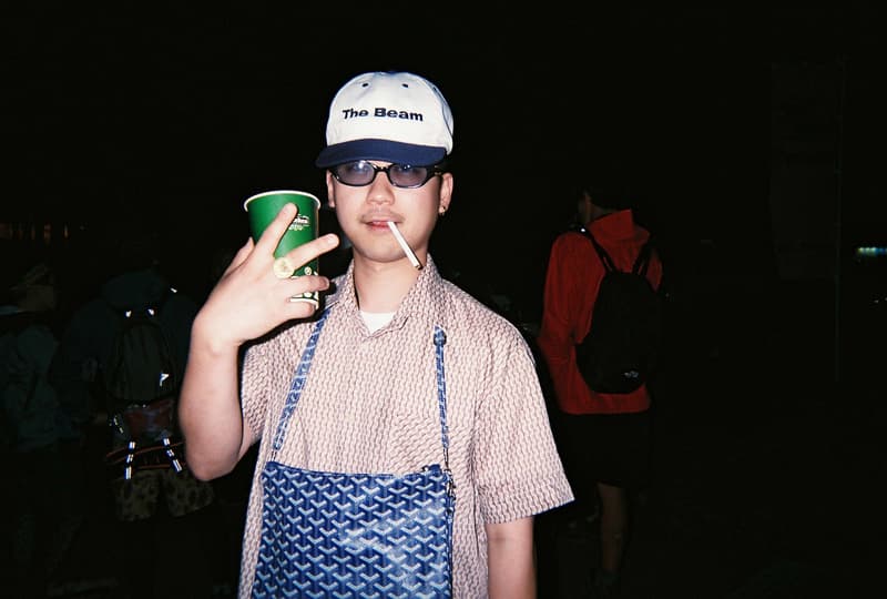 Back to Film：HYPEBEAST 編集部の等身大 FUJI ROCK FESTIVAL '18 備忘録  ファッション業界の方々から学生時代の部活の先輩まで、『HYPEBEAST』のリアルな日常を使い捨てカメラで記録した「FUJI ROCK」の番外編企画 山の天気は変わりやすい。「FUJI ROCK FESTIVAL '18」の会場となった苗場スキー場は途中に台風の通過もあってか、激しい雨と燦々と降り注ぐ日照りの繰り返しで、どこかの先人が作った言葉の意味を再認識した3日間だった。『HYPEBEAST』では連日、臨場感溢れるアーティストのステージパフォーマンスを中心とした速報や、タフな環境下でもファッション＞機能性のマインドを持ち合わせる人々を撮影したストリートスナップをご紹介してきた。これらの記事制作の背景に少しだけ触れると、取材は日中から場合によっては深夜にまで及び、翌日朝は写真の編集と記事の執筆、現場では聴きたいアーティストのライブを余裕綽々で堪能できる時間はほとんどなく、山道の移動と悪天候がプレゼントしてくれる疲労の蓄積で、夜はホテルに戻るや否や汗を流し、次の日に備えて寝る、これがリアルである。  しかし、移動の最中や束の間の休憩中に遭遇する、日頃からお世話になっているファッション/音楽業界の方々、夜遊び仲間、中学時代の部活の先輩、久しぶりに会った音好きの友人たちと言い合うライブの感想、たわいもない会話、そしてビールでの乾杯は、編集部にとっては紛れもない「FUJI ROCK」の醍醐味なのだ。  そこで、我々は本気の仕事の裏側で、ポケットに使い捨てカメラを忍ばせ、柵前の景色から美味しいご飯を提供してくれたお食事処の皆さんまで、実際にいたロケーションと遭遇した仕事仲間＆友人を気の向くままにパシャパシャと撮影。このカジュアルな企画では、上原のセレクトショップ『UFO（UPPER FIELD ONE）』の千寿公久、過去に#Essentialsに登場してくれた『Mastered』編集長の三木系大、水原佑果や武居詩織＆きなりのモデル勢など、レポート記事とストリートスナップには登場していない人の姿も収めることができた。暗かったり、写真の構図が雑だったり、ピントが合っていないのはご愛嬌。是非、『HYPEBEAST』編集部2名が緩めに切り取った「FUJI ROCK FESTIVAL '18」の等身大備忘録を上のフォトギャラリーから楽しんでみてほしい。  まだ「FUJI ROCK FESTIVAL '18」の初日、二日目、最終日のレポートとストリートスナップをチェックしていない方は、そちらもお見逃しなく。