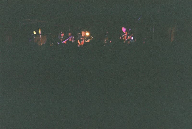 Back to Film：HYPEBEAST 編集部の等身大 FUJI ROCK FESTIVAL '18 備忘録  ファッション業界の方々から学生時代の部活の先輩まで、『HYPEBEAST』のリアルな日常を使い捨てカメラで記録した「FUJI ROCK」の番外編企画 山の天気は変わりやすい。「FUJI ROCK FESTIVAL '18」の会場となった苗場スキー場は途中に台風の通過もあってか、激しい雨と燦々と降り注ぐ日照りの繰り返しで、どこかの先人が作った言葉の意味を再認識した3日間だった。『HYPEBEAST』では連日、臨場感溢れるアーティストのステージパフォーマンスを中心とした速報や、タフな環境下でもファッション＞機能性のマインドを持ち合わせる人々を撮影したストリートスナップをご紹介してきた。これらの記事制作の背景に少しだけ触れると、取材は日中から場合によっては深夜にまで及び、翌日朝は写真の編集と記事の執筆、現場では聴きたいアーティストのライブを余裕綽々で堪能できる時間はほとんどなく、山道の移動と悪天候がプレゼントしてくれる疲労の蓄積で、夜はホテルに戻るや否や汗を流し、次の日に備えて寝る、これがリアルである。  しかし、移動の最中や束の間の休憩中に遭遇する、日頃からお世話になっているファッション/音楽業界の方々、夜遊び仲間、中学時代の部活の先輩、久しぶりに会った音好きの友人たちと言い合うライブの感想、たわいもない会話、そしてビールでの乾杯は、編集部にとっては紛れもない「FUJI ROCK」の醍醐味なのだ。  そこで、我々は本気の仕事の裏側で、ポケットに使い捨てカメラを忍ばせ、柵前の景色から美味しいご飯を提供してくれたお食事処の皆さんまで、実際にいたロケーションと遭遇した仕事仲間＆友人を気の向くままにパシャパシャと撮影。このカジュアルな企画では、上原のセレクトショップ『UFO（UPPER FIELD ONE）』の千寿公久、過去に#Essentialsに登場してくれた『Mastered』編集長の三木系大、水原佑果や武居詩織＆きなりのモデル勢など、レポート記事とストリートスナップには登場していない人の姿も収めることができた。暗かったり、写真の構図が雑だったり、ピントが合っていないのはご愛嬌。是非、『HYPEBEAST』編集部2名が緩めに切り取った「FUJI ROCK FESTIVAL '18」の等身大備忘録を上のフォトギャラリーから楽しんでみてほしい。  まだ「FUJI ROCK FESTIVAL '18」の初日、二日目、最終日のレポートとストリートスナップをチェックしていない方は、そちらもお見逃しなく。