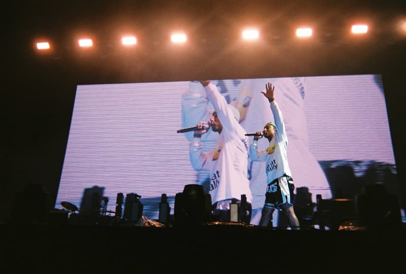 Back to Film:HYPEBEAST 編集部の等身大 FUJI ROCK FESTIVAL '18 備忘録 ファッション業界の方々から学生時代の部活の先輩まで、『HYPEBEAST』のリアルな日常を使い捨てカメラで記録した「FUJI ROCK」の番外編企画 山の天気は変わりやすい。「FUJI ROCK FESTIVAL '18」の会場となった苗場スキー場は途中に台風の通過もあってか、激しい雨と燦々と降り注ぐ日照りの繰り返しで、どこかの先人が作った言葉の意味を再認識した3日間だった。『HYPEBEAST』では連日、臨場感溢れるアーティストのステージパフォーマンスを中心とした速報や、タフな環境下でもファッション>機能性のマインドを持ち合わせる人々を撮影したストリートスナップをご紹介してきた。これらの記事制作の背景に少しだけ触れると、取材は日中から場合によっては深夜にまで及び、翌日朝は写真の編集と記事の執筆、現場では聴きたいアーティストのライブを余裕綽々で堪能できる時間はほとんどなく、山道の移動と悪天候がプレゼントしてくれる疲労の蓄積で、夜はホテルに戻るや否や汗を流し、次の日に備えて寝る、これがリアルである。 しかし、移動の最中や束の間の休憩中に遭遇する、日頃からお世話になっているファッション/音楽業界の方々、夜遊び仲間、中学時代の部活の先輩、久しぶりに会った音好きの友人たちと言い合うライブの感想、たわいもない会話、そしてビールでの乾杯は、編集部にとっては紛れもない「FUJI ROCK」の醍醐味なのだ。 そこで、我々は本気の仕事の裏側で、ポケットに使い捨てカメラを忍ばせ、柵前の景色から美味しいご飯を提供してくれたお食事処の皆さんまで、実際にいたロケーションと遭遇した仕事仲間&友人を気の向くままにパシャパシャと撮影。このカジュアルな企画では、上原のセレクトショップ『UFO(UPPER FIELD ONE)』の千寿公久、過去に#Essentialsに登場してくれた『Mastered』編集長の三木系大、水原佑果や武居詩織&きなりのモデル勢など、レポート記事とストリートスナップには登場していない人の姿も収めることができた。暗かったり、写真の構図が雑だったり、ピントが合っていないのはご愛嬌。是非、『HYPEBEAST』編集部2名が緩めに切り取った「FUJI ROCK FESTIVAL '18」の等身大備忘録を上のフォトギャラリーから楽しんでみてほしい。 まだ「FUJI ROCK FESTIVAL '18」の初日、二日目、最終日のレポートとストリートスナップをチェックしていない方は、そちらもお見逃しなく。