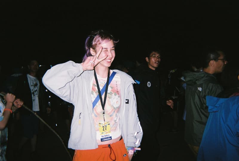 Back to Film：HYPEBEAST 編集部の等身大 FUJI ROCK FESTIVAL '18 備忘録  ファッション業界の方々から学生時代の部活の先輩まで、『HYPEBEAST』のリアルな日常を使い捨てカメラで記録した「FUJI ROCK」の番外編企画 山の天気は変わりやすい。「FUJI ROCK FESTIVAL '18」の会場となった苗場スキー場は途中に台風の通過もあってか、激しい雨と燦々と降り注ぐ日照りの繰り返しで、どこかの先人が作った言葉の意味を再認識した3日間だった。『HYPEBEAST』では連日、臨場感溢れるアーティストのステージパフォーマンスを中心とした速報や、タフな環境下でもファッション＞機能性のマインドを持ち合わせる人々を撮影したストリートスナップをご紹介してきた。これらの記事制作の背景に少しだけ触れると、取材は日中から場合によっては深夜にまで及び、翌日朝は写真の編集と記事の執筆、現場では聴きたいアーティストのライブを余裕綽々で堪能できる時間はほとんどなく、山道の移動と悪天候がプレゼントしてくれる疲労の蓄積で、夜はホテルに戻るや否や汗を流し、次の日に備えて寝る、これがリアルである。  しかし、移動の最中や束の間の休憩中に遭遇する、日頃からお世話になっているファッション/音楽業界の方々、夜遊び仲間、中学時代の部活の先輩、久しぶりに会った音好きの友人たちと言い合うライブの感想、たわいもない会話、そしてビールでの乾杯は、編集部にとっては紛れもない「FUJI ROCK」の醍醐味なのだ。  そこで、我々は本気の仕事の裏側で、ポケットに使い捨てカメラを忍ばせ、柵前の景色から美味しいご飯を提供してくれたお食事処の皆さんまで、実際にいたロケーションと遭遇した仕事仲間＆友人を気の向くままにパシャパシャと撮影。このカジュアルな企画では、上原のセレクトショップ『UFO（UPPER FIELD ONE）』の千寿公久、過去に#Essentialsに登場してくれた『Mastered』編集長の三木系大、水原佑果や武居詩織＆きなりのモデル勢など、レポート記事とストリートスナップには登場していない人の姿も収めることができた。暗かったり、写真の構図が雑だったり、ピントが合っていないのはご愛嬌。是非、『HYPEBEAST』編集部2名が緩めに切り取った「FUJI ROCK FESTIVAL '18」の等身大備忘録を上のフォトギャラリーから楽しんでみてほしい。  まだ「FUJI ROCK FESTIVAL '18」の初日、二日目、最終日のレポートとストリートスナップをチェックしていない方は、そちらもお見逃しなく。