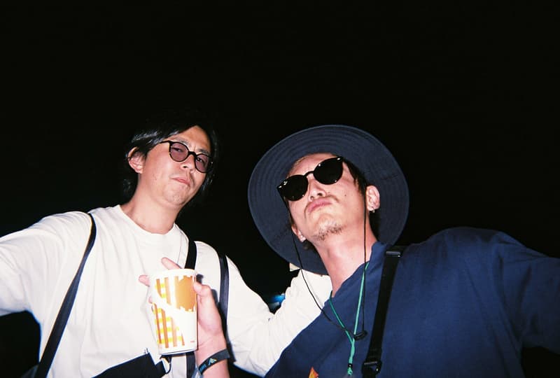Back to Film:HYPEBEAST 編集部の等身大 FUJI ROCK FESTIVAL '18 備忘録 ファッション業界の方々から学生時代の部活の先輩まで、『HYPEBEAST』のリアルな日常を使い捨てカメラで記録した「FUJI ROCK」の番外編企画 山の天気は変わりやすい。「FUJI ROCK FESTIVAL '18」の会場となった苗場スキー場は途中に台風の通過もあってか、激しい雨と燦々と降り注ぐ日照りの繰り返しで、どこかの先人が作った言葉の意味を再認識した3日間だった。『HYPEBEAST』では連日、臨場感溢れるアーティストのステージパフォーマンスを中心とした速報や、タフな環境下でもファッション>機能性のマインドを持ち合わせる人々を撮影したストリートスナップをご紹介してきた。これらの記事制作の背景に少しだけ触れると、取材は日中から場合によっては深夜にまで及び、翌日朝は写真の編集と記事の執筆、現場では聴きたいアーティストのライブを余裕綽々で堪能できる時間はほとんどなく、山道の移動と悪天候がプレゼントしてくれる疲労の蓄積で、夜はホテルに戻るや否や汗を流し、次の日に備えて寝る、これがリアルである。 しかし、移動の最中や束の間の休憩中に遭遇する、日頃からお世話になっているファッション/音楽業界の方々、夜遊び仲間、中学時代の部活の先輩、久しぶりに会った音好きの友人たちと言い合うライブの感想、たわいもない会話、そしてビールでの乾杯は、編集部にとっては紛れもない「FUJI ROCK」の醍醐味なのだ。 そこで、我々は本気の仕事の裏側で、ポケットに使い捨てカメラを忍ばせ、柵前の景色から美味しいご飯を提供してくれたお食事処の皆さんまで、実際にいたロケーションと遭遇した仕事仲間&友人を気の向くままにパシャパシャと撮影。このカジュアルな企画では、上原のセレクトショップ『UFO(UPPER FIELD ONE)』の千寿公久、過去に#Essentialsに登場してくれた『Mastered』編集長の三木系大、水原佑果や武居詩織&きなりのモデル勢など、レポート記事とストリートスナップには登場していない人の姿も収めることができた。暗かったり、写真の構図が雑だったり、ピントが合っていないのはご愛嬌。是非、『HYPEBEAST』編集部2名が緩めに切り取った「FUJI ROCK FESTIVAL '18」の等身大備忘録を上のフォトギャラリーから楽しんでみてほしい。 まだ「FUJI ROCK FESTIVAL '18」の初日、二日目、最終日のレポートとストリートスナップをチェックしていない方は、そちらもお見逃しなく。