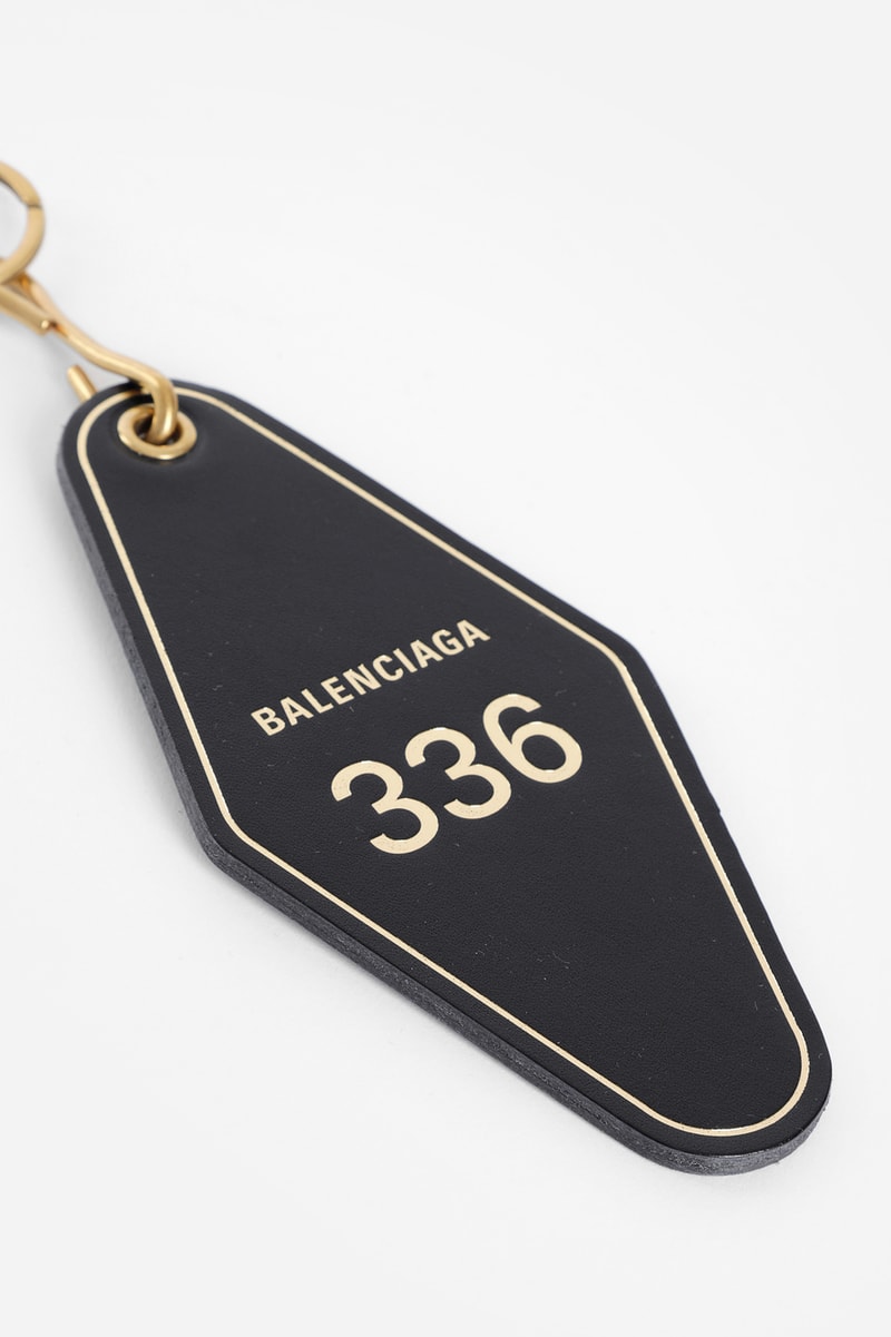 Balenciaga の次なるアイコンアイテムはホテルキーを模したキータグ 高級感あるカーフスキンレザーにブランドネームをエンボス加工 飛ぶ鳥を落とす勢いでストリートからラグジュアリーまでトレンドを牽引する〈Balenciaga（バレンシアガ）〉の2018年秋冬コレクションアイテムの1つとして是非注目したいのが、最近発売されたホテルのキータグだ。高級感あるカーフスキンレザーを使用したダイヤモンド型のアクセサリーには、ゴールドの金具、トップサイドにあしらわれた真ちゅう製のリング、また、ブランドロゴがフロントセンターに配置されたシンプル且つ目を引くミニマムな魅力を持つデザインが特徴だ。  〈Balenciaga〉のブランドネームは正面にエンボス加工されており、自宅エリアであるパリのサントノレ通りのアウトポストを思わせる“No.336”と記載されたコンセプトアイテム。購入をご検討の方は、『ShopStyle』を含む取扱店舗をチェックしてみてほしい。  ちなみに、〈Balenciaga〉がアイテムのデザイン盗用の疑いでNYのお土産グッズ企業に訴訟を起こされたというニュースはご存知？