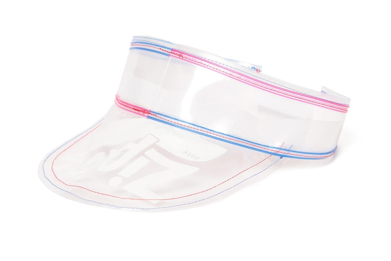 BEAMS COUTURE が Ziploc と意外性抜群のコラボアイテムを製作 傘からバックパックまで「Ziploc」の新たな境地を見出す七変化にご注目 『BEAMS（ビームス）』の倉庫に眠るオリジナル商品のデッドストック品などを、古着やリボンなどを取り混ぜながら、ひとつひとつ丁寧な手仕事により“アップサイクル”し、個性豊かな一点物のアイテムへ蘇らせるブランド〈BEAMS COUTURE（ビームス クチュール）〉。そんな本ブランドがこの度、冷蔵庫などでお世話になっている「Ziploc（ジップロック）」とスペシャルなコラボレーションを果たし、大きな話題を呼んでいる。バラエティにとんだ透明なアクセサリーを展開する全9種に渡るラインナップは、ショルダーバッグ、バックパック、トートバッグ、ウエストポーチ、ポーチがメイン。ブランドネームを配したシースルーのバッグとパッチワークの構造により露出したシーム部分がとても特徴的で面白い。ウェアラブルに関しては、サンバイザー、キャップのほかにいくつかのポーチをつなぎ合わせたエプロンなどもリリース。傘に関してはかなり高度なテクニックが駆使されており、「Ziploc」をパッチワークのようにつなぎ合わせストラップ部分には開閉部分を使用する。  『ビームス ジャパン』を含む一部店舗では、現在ポップアップショップを開催中。本ブランドのウェブサイトから入れるYoutubeチャンネルでは、女優の長野芽郁を起用した遊び心満載のプロモーションビデオもあるのでそちらの方もチェックしてみよう。  〈B:MING by BEAMS（ ビーミング バイ ビームス）〉が〈The North Face（ザ・ノース・フェイス）〉に別注した才色兼備なウィンターシューズも注目の逸品なので、こちらもお買い逃しのないように。