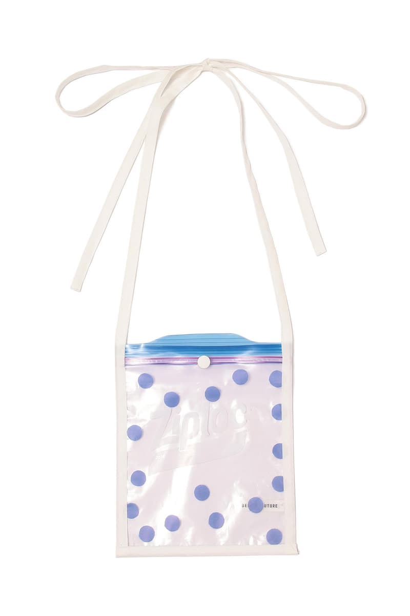 BEAMS COUTURE が Ziploc と意外性抜群のコラボアイテムを製作 傘からバックパックまで「Ziploc」の新たな境地を見出す七変化にご注目 『BEAMS（ビームス）』の倉庫に眠るオリジナル商品のデッドストック品などを、古着やリボンなどを取り混ぜながら、ひとつひとつ丁寧な手仕事により“アップサイクル”し、個性豊かな一点物のアイテムへ蘇らせるブランド〈BEAMS COUTURE（ビームス クチュール）〉。そんな本ブランドがこの度、冷蔵庫などでお世話になっている「Ziploc（ジップロック）」とスペシャルなコラボレーションを果たし、大きな話題を呼んでいる。バラエティにとんだ透明なアクセサリーを展開する全9種に渡るラインナップは、ショルダーバッグ、バックパック、トートバッグ、ウエストポーチ、ポーチがメイン。ブランドネームを配したシースルーのバッグとパッチワークの構造により露出したシーム部分がとても特徴的で面白い。ウェアラブルに関しては、サンバイザー、キャップのほかにいくつかのポーチをつなぎ合わせたエプロンなどもリリース。傘に関してはかなり高度なテクニックが駆使されており、「Ziploc」をパッチワークのようにつなぎ合わせストラップ部分には開閉部分を使用する。  『ビームス ジャパン』を含む一部店舗では、現在ポップアップショップを開催中。本ブランドのウェブサイトから入れるYoutubeチャンネルでは、女優の長野芽郁を起用した遊び心満載のプロモーションビデオもあるのでそちらの方もチェックしてみよう。  〈B:MING by BEAMS（ ビーミング バイ ビームス）〉が〈The North Face（ザ・ノース・フェイス）〉に別注した才色兼備なウィンターシューズも注目の逸品なので、こちらもお買い逃しのないように。