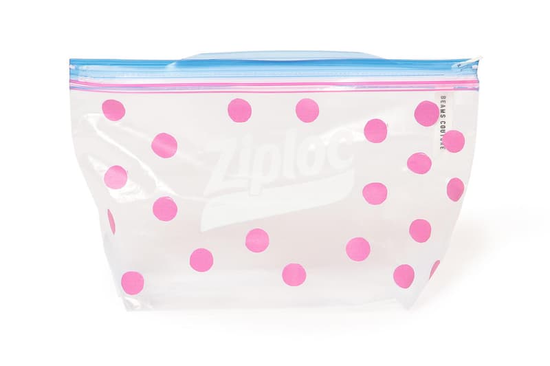 BEAMS COUTURE が Ziploc と意外性抜群のコラボアイテムを製作 傘からバックパックまで「Ziploc」の新たな境地を見出す七変化にご注目 『BEAMS（ビームス）』の倉庫に眠るオリジナル商品のデッドストック品などを、古着やリボンなどを取り混ぜながら、ひとつひとつ丁寧な手仕事により“アップサイクル”し、個性豊かな一点物のアイテムへ蘇らせるブランド〈BEAMS COUTURE（ビームス クチュール）〉。そんな本ブランドがこの度、冷蔵庫などでお世話になっている「Ziploc（ジップロック）」とスペシャルなコラボレーションを果たし、大きな話題を呼んでいる。バラエティにとんだ透明なアクセサリーを展開する全9種に渡るラインナップは、ショルダーバッグ、バックパック、トートバッグ、ウエストポーチ、ポーチがメイン。ブランドネームを配したシースルーのバッグとパッチワークの構造により露出したシーム部分がとても特徴的で面白い。ウェアラブルに関しては、サンバイザー、キャップのほかにいくつかのポーチをつなぎ合わせたエプロンなどもリリース。傘に関してはかなり高度なテクニックが駆使されており、「Ziploc」をパッチワークのようにつなぎ合わせストラップ部分には開閉部分を使用する。  『ビームス ジャパン』を含む一部店舗では、現在ポップアップショップを開催中。本ブランドのウェブサイトから入れるYoutubeチャンネルでは、女優の長野芽郁を起用した遊び心満載のプロモーションビデオもあるのでそちらの方もチェックしてみよう。  〈B:MING by BEAMS（ ビーミング バイ ビームス）〉が〈The North Face（ザ・ノース・フェイス）〉に別注した才色兼備なウィンターシューズも注目の逸品なので、こちらもお買い逃しのないように。