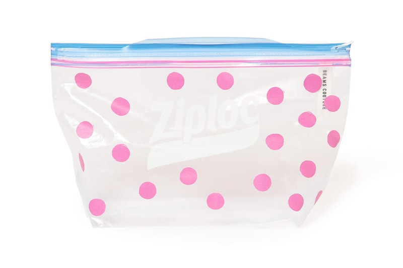 BEAMS COUTURE が Ziploc と意外性抜群のコラボアイテムを製作 傘からバックパックまで「Ziploc」の新たな境地を見出す七変化にご注目 『BEAMS（ビームス）』の倉庫に眠るオリジナル商品のデッドストック品などを、古着やリボンなどを取り混ぜながら、ひとつひとつ丁寧な手仕事により“アップサイクル”し、個性豊かな一点物のアイテムへ蘇らせるブランド〈BEAMS COUTURE（ビームス クチュール）〉。そんな本ブランドがこの度、冷蔵庫などでお世話になっている「Ziploc（ジップロック）」とスペシャルなコラボレーションを果たし、大きな話題を呼んでいる。バラエティにとんだ透明なアクセサリーを展開する全9種に渡るラインナップは、ショルダーバッグ、バックパック、トートバッグ、ウエストポーチ、ポーチがメイン。ブランドネームを配したシースルーのバッグとパッチワークの構造により露出したシーム部分がとても特徴的で面白い。ウェアラブルに関しては、サンバイザー、キャップのほかにいくつかのポーチをつなぎ合わせたエプロンなどもリリース。傘に関してはかなり高度なテクニックが駆使されており、「Ziploc」をパッチワークのようにつなぎ合わせストラップ部分には開閉部分を使用する。  『ビームス ジャパン』を含む一部店舗では、現在ポップアップショップを開催中。本ブランドのウェブサイトから入れるYoutubeチャンネルでは、女優の長野芽郁を起用した遊び心満載のプロモーションビデオもあるのでそちらの方もチェックしてみよう。  〈B:MING by BEAMS（ ビーミング バイ ビームス）〉が〈The North Face（ザ・ノース・フェイス）〉に別注した才色兼備なウィンターシューズも注目の逸品なので、こちらもお買い逃しのないように。