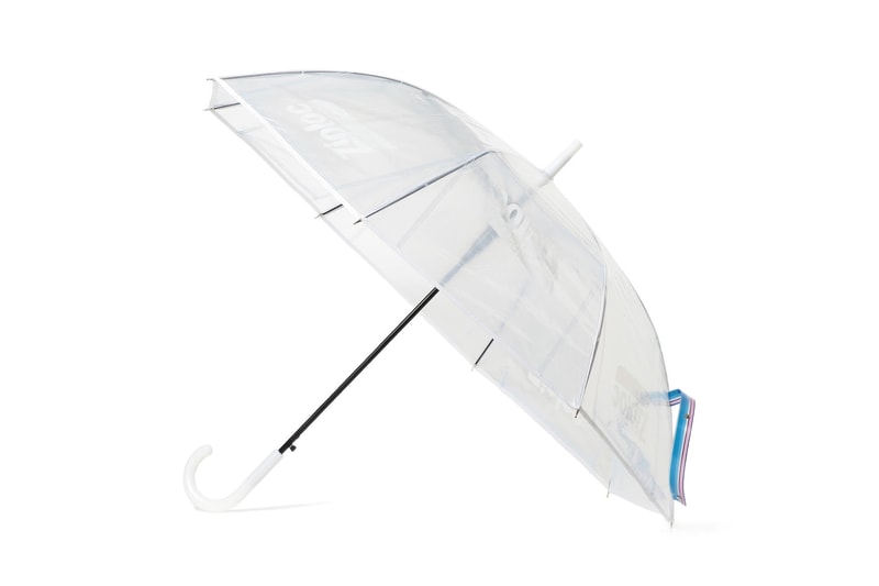BEAMS COUTURE が Ziploc と意外性抜群のコラボアイテムを製作 傘からバックパックまで「Ziploc」の新たな境地を見出す七変化にご注目 『BEAMS（ビームス）』の倉庫に眠るオリジナル商品のデッドストック品などを、古着やリボンなどを取り混ぜながら、ひとつひとつ丁寧な手仕事により“アップサイクル”し、個性豊かな一点物のアイテムへ蘇らせるブランド〈BEAMS COUTURE（ビームス クチュール）〉。そんな本ブランドがこの度、冷蔵庫などでお世話になっている「Ziploc（ジップロック）」とスペシャルなコラボレーションを果たし、大きな話題を呼んでいる。バラエティにとんだ透明なアクセサリーを展開する全9種に渡るラインナップは、ショルダーバッグ、バックパック、トートバッグ、ウエストポーチ、ポーチがメイン。ブランドネームを配したシースルーのバッグとパッチワークの構造により露出したシーム部分がとても特徴的で面白い。ウェアラブルに関しては、サンバイザー、キャップのほかにいくつかのポーチをつなぎ合わせたエプロンなどもリリース。傘に関してはかなり高度なテクニックが駆使されており、「Ziploc」をパッチワークのようにつなぎ合わせストラップ部分には開閉部分を使用する。  『ビームス ジャパン』を含む一部店舗では、現在ポップアップショップを開催中。本ブランドのウェブサイトから入れるYoutubeチャンネルでは、女優の長野芽郁を起用した遊び心満載のプロモーションビデオもあるのでそちらの方もチェックしてみよう。  〈B:MING by BEAMS（ ビーミング バイ ビームス）〉が〈The North Face（ザ・ノース・フェイス）〉に別注した才色兼備なウィンターシューズも注目の逸品なので、こちらもお買い逃しのないように。
