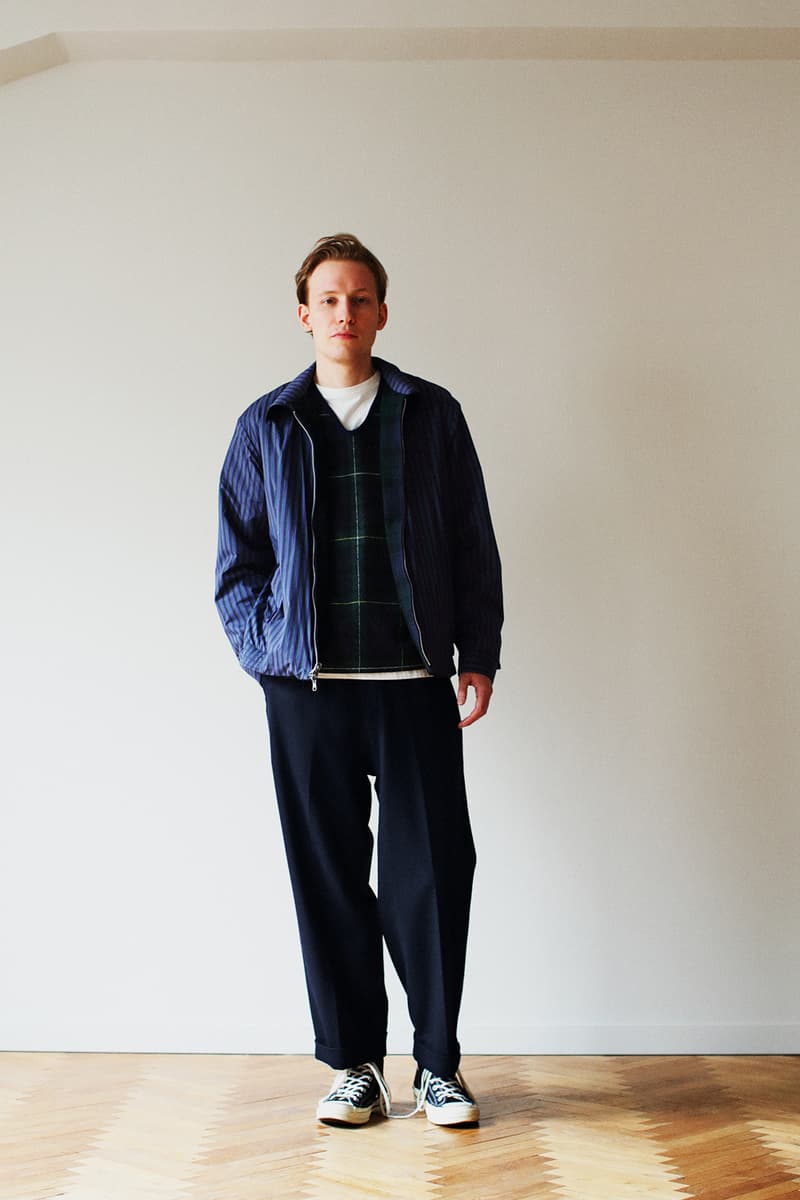 アメトラの伝統“アイビー”の源流に迫る BEAMS PLUS 2018年秋冬ルックブック 『BEAMS』らしい気の利いたギミックを細部に隠し、上品でクラシカルなアイビースタイルを現代的に提案 永年着られる飽きのこない本物の男服を提案する〈BEAMS PLUS（ビームス プラス）〉の2018年秋冬コレクションでは、アメリカントラディショナルの伝統である“アイビー”に着目している。1960年代、日本の若者に大きな影響を与えたアイビーだが、当時のそれは非常に断片的なものに過ぎなかった。アイビーリーグと呼ばれるアメリカ東海岸の名門校には、緑豊かなキャンパスと美しく整えられた街があり、〈BEAMS PLUS〉はその中で生活する学生、教授、その家族、そして与えられた環境と制約の中で過ごす彼らのライフスタイル全てにアイビーの源流があると考え、ラインアップを構築。クラシカルなパッチワークのツイードジャケットはジャガードで表現し、シャツはテクニカルなデジタルプリントによって完成しているほか、アクティブなキャンパスライフに欠かせないラガーシャツはニットを採用、そしてヴィンテージのメルトンの雰囲気を再現したアワードジャケットは防風フィルムを内側に施すなど、一見しただけではわからない工夫が細部に凝縮されている。  アイビーがより欧州的なエッセンスを内包した、’80年代の時代背景やストーリーも散見することができる〈BEAMS PLUS〉の2018年秋冬コレクションのルックブックは、上のフォトギャラリーからご確認を。  あわせて、豪華アーティスト陣を招聘し、8月3日（金）からは3週連続で開催される「Sonos（ソノス）」と『BEAMS』のインストアライブ情報もお見逃しなく。