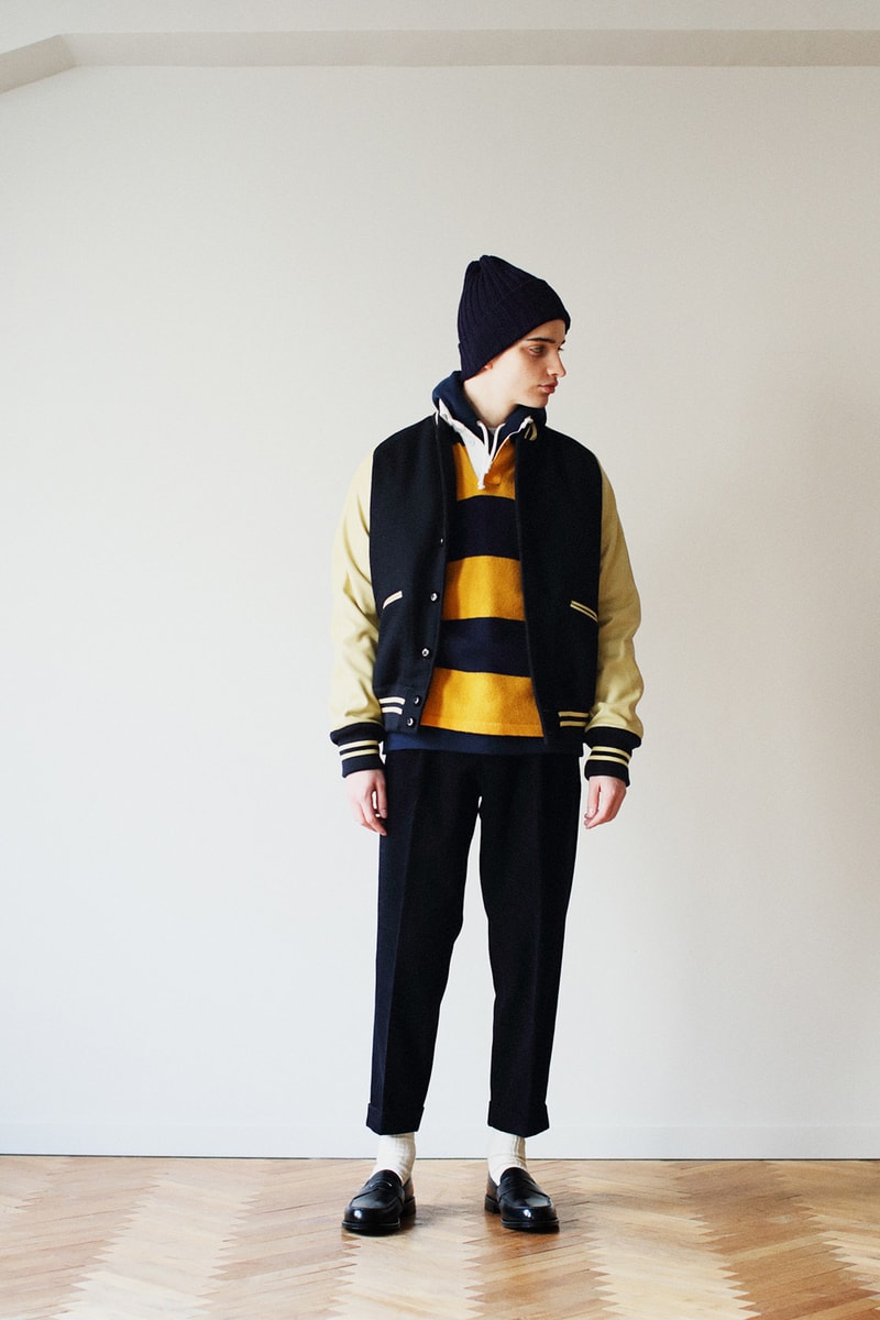 アメトラの伝統“アイビー”の源流に迫る BEAMS PLUS 2018年秋冬ルックブック 『BEAMS』らしい気の利いたギミックを細部に隠し、上品でクラシカルなアイビースタイルを現代的に提案 永年着られる飽きのこない本物の男服を提案する〈BEAMS PLUS（ビームス プラス）〉の2018年秋冬コレクションでは、アメリカントラディショナルの伝統である“アイビー”に着目している。1960年代、日本の若者に大きな影響を与えたアイビーだが、当時のそれは非常に断片的なものに過ぎなかった。アイビーリーグと呼ばれるアメリカ東海岸の名門校には、緑豊かなキャンパスと美しく整えられた街があり、〈BEAMS PLUS〉はその中で生活する学生、教授、その家族、そして与えられた環境と制約の中で過ごす彼らのライフスタイル全てにアイビーの源流があると考え、ラインアップを構築。クラシカルなパッチワークのツイードジャケットはジャガードで表現し、シャツはテクニカルなデジタルプリントによって完成しているほか、アクティブなキャンパスライフに欠かせないラガーシャツはニットを採用、そしてヴィンテージのメルトンの雰囲気を再現したアワードジャケットは防風フィルムを内側に施すなど、一見しただけではわからない工夫が細部に凝縮されている。  アイビーがより欧州的なエッセンスを内包した、’80年代の時代背景やストーリーも散見することができる〈BEAMS PLUS〉の2018年秋冬コレクションのルックブックは、上のフォトギャラリーからご確認を。  あわせて、豪華アーティスト陣を招聘し、8月3日（金）からは3週連続で開催される「Sonos（ソノス）」と『BEAMS』のインストアライブ情報もお見逃しなく。