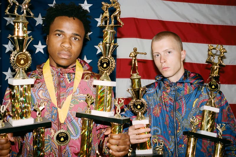 NASA の70年代の計画をテーマにした Billionaire Boys Club 2018年秋冬コレクション 〈BBC〉の十八番であるカレッジスタイルを踏襲しながら、火星探査計画“バイキング計画”にオマージュを捧げる 海賊をテーマに、ペイズリー柄を多様した斬新なコレクションの発表が記憶に新しい〈Billionaire Boys Club(ビリオネア・ボーイズ・クラブ)〉。そのPharrell Williams(ファレル・ウィリアムス)率いるストリートレーベルより、前回カプセルの雰囲気を踏襲した新たなルックブックが解禁された。 過去にKanye West(カニエ・ウェスト)の“All Day”へ参加したことで話題を呼んだAllan Kingdom(アーラン・キングダム)をフィーチャーしたルックブックは、十八番のカレッジスタイルに「NASA(アメリカ航空宇宙局)」が1970年代に行った火星探査計画“バイキング計画”のイメージを融合。アイテムに散見される75、76といったナンバーは、先述したバイキングプロジェクトの打ち上げ元号と火星着陸年を表現しており、“VIKING”のアーチロゴを胸元に配したフーディ、ペイズリー柄のジップジャケット、自社企画のタータンチェックを採用したパンツなど、今のストリートの気分にハマるアイテムが多数ラインアップしている。 〈BBC〉の2018年秋冬コレクションは、まもなく日本版オンラインストアや取扱店舗にもデリバリーされることになるだろう。 〈A.P.C.(アー・ペー・セー)〉の“Made In USA”ライン、〈A.P.C. U.S.〉のコレクション第4弾や、Travis Scott(トラヴィス・スコット)の新譜『AstroWorld』のマーチャンダイズなど、その他のファッションニュースもあわせてご確認を。
