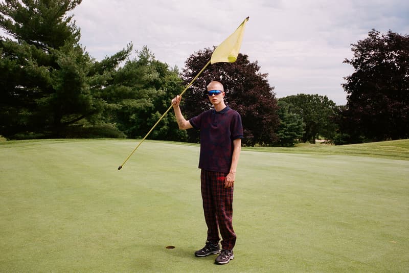 NASA の70年代の計画をテーマにした Billionaire Boys Club 2018年秋冬コレクション  〈BBC〉の十八番であるカレッジスタイルを踏襲しながら、火星探査計画“バイキング計画”にオマージュを捧げる 海賊をテーマに、ペイズリー柄を多様した斬新なコレクションの発表が記憶に新しい〈Billionaire Boys Club（ビリオネア・ボーイズ・クラブ）〉。そのPharrell Williams（ファレル・ウィリアムス）率いるストリートレーベルより、前回カプセルの雰囲気を踏襲した新たなルックブックが解禁された。  過去にKanye West（カニエ・ウェスト）の“All Day”へ参加したことで話題を呼んだAllan Kingdom（アーラン・キングダム）をフィーチャーしたルックブックは、十八番のカレッジスタイルに「NASA（アメリカ航空宇宙局）」が1970年代に行った火星探査計画“バイキング計画”のイメージを融合。アイテムに散見される75、76といったナンバーは、先述したバイキングプロジェクトの打ち上げ元号と火星着陸年を表現しており、“VIKING”のアーチロゴを胸元に配したフーディ、ペイズリー柄のジップジャケット、自社企画のタータンチェックを採用したパンツなど、今のストリートの気分にハマるアイテムが多数ラインアップしている。  〈BBC〉の2018年秋冬コレクションは、まもなく日本版オンラインストアや取扱店舗にもデリバリーされることになるだろう。  〈A.P.C.（アー・ペー・セー）〉の“Made In USA”ライン、〈A.P.C. U.S.〉のコレクション第4弾や、Travis Scott（トラヴィス・スコット）の新譜『AstroWorld』のマーチャンダイズなど、その他のファッションニュースもあわせてご確認を。