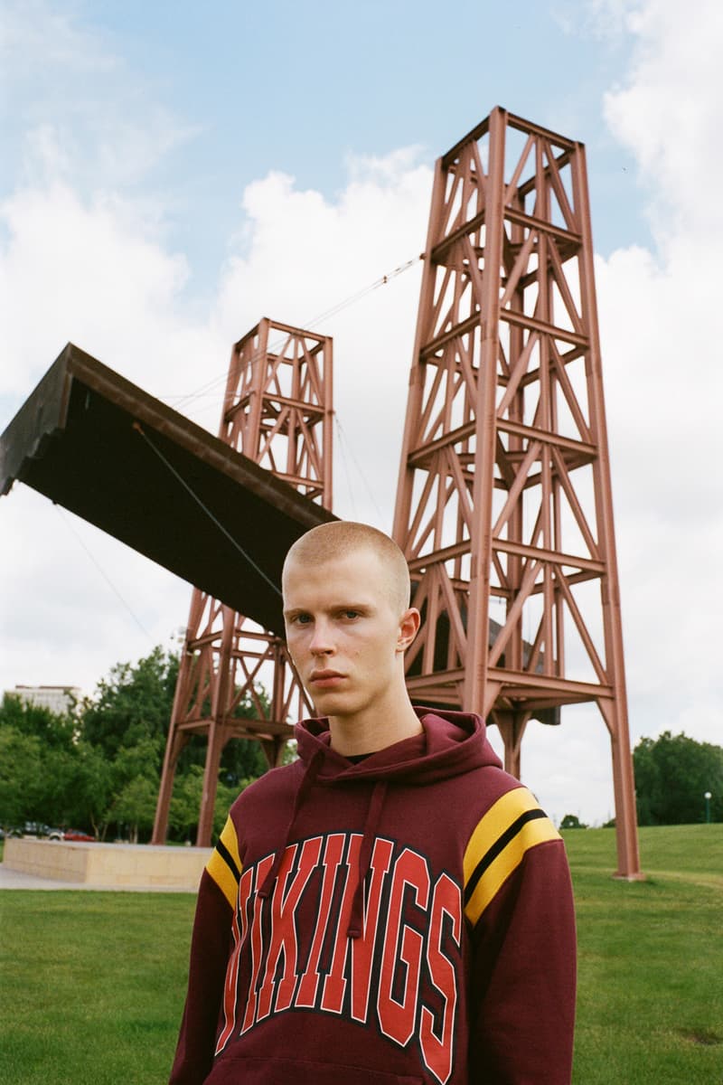 NASA の70年代の計画をテーマにした Billionaire Boys Club 2018年秋冬コレクション  〈BBC〉の十八番であるカレッジスタイルを踏襲しながら、火星探査計画“バイキング計画”にオマージュを捧げる 海賊をテーマに、ペイズリー柄を多様した斬新なコレクションの発表が記憶に新しい〈Billionaire Boys Club（ビリオネア・ボーイズ・クラブ）〉。そのPharrell Williams（ファレル・ウィリアムス）率いるストリートレーベルより、前回カプセルの雰囲気を踏襲した新たなルックブックが解禁された。  過去にKanye West（カニエ・ウェスト）の“All Day”へ参加したことで話題を呼んだAllan Kingdom（アーラン・キングダム）をフィーチャーしたルックブックは、十八番のカレッジスタイルに「NASA（アメリカ航空宇宙局）」が1970年代に行った火星探査計画“バイキング計画”のイメージを融合。アイテムに散見される75、76といったナンバーは、先述したバイキングプロジェクトの打ち上げ元号と火星着陸年を表現しており、“VIKING”のアーチロゴを胸元に配したフーディ、ペイズリー柄のジップジャケット、自社企画のタータンチェックを採用したパンツなど、今のストリートの気分にハマるアイテムが多数ラインアップしている。  〈BBC〉の2018年秋冬コレクションは、まもなく日本版オンラインストアや取扱店舗にもデリバリーされることになるだろう。  〈A.P.C.（アー・ペー・セー）〉の“Made In USA”ライン、〈A.P.C. U.S.〉のコレクション第4弾や、Travis Scott（トラヴィス・スコット）の新譜『AstroWorld』のマーチャンダイズなど、その他のファッションニュースもあわせてご確認を。