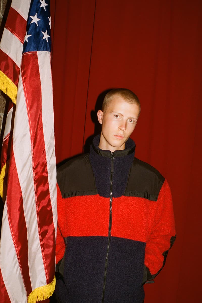 NASA の70年代の計画をテーマにした Billionaire Boys Club 2018年秋冬コレクション 〈BBC〉の十八番であるカレッジスタイルを踏襲しながら、火星探査計画“バイキング計画”にオマージュを捧げる 海賊をテーマに、ペイズリー柄を多様した斬新なコレクションの発表が記憶に新しい〈Billionaire Boys Club(ビリオネア・ボーイズ・クラブ)〉。そのPharrell Williams(ファレル・ウィリアムス)率いるストリートレーベルより、前回カプセルの雰囲気を踏襲した新たなルックブックが解禁された。 過去にKanye West(カニエ・ウェスト)の“All Day”へ参加したことで話題を呼んだAllan Kingdom(アーラン・キングダム)をフィーチャーしたルックブックは、十八番のカレッジスタイルに「NASA(アメリカ航空宇宙局)」が1970年代に行った火星探査計画“バイキング計画”のイメージを融合。アイテムに散見される75、76といったナンバーは、先述したバイキングプロジェクトの打ち上げ元号と火星着陸年を表現しており、“VIKING”のアーチロゴを胸元に配したフーディ、ペイズリー柄のジップジャケット、自社企画のタータンチェックを採用したパンツなど、今のストリートの気分にハマるアイテムが多数ラインアップしている。 〈BBC〉の2018年秋冬コレクションは、まもなく日本版オンラインストアや取扱店舗にもデリバリーされることになるだろう。 〈A.P.C.(アー・ペー・セー)〉の“Made In USA”ライン、〈A.P.C. U.S.〉のコレクション第4弾や、Travis Scott(トラヴィス・スコット)の新譜『AstroWorld』のマーチャンダイズなど、その他のファッションニュースもあわせてご確認を。