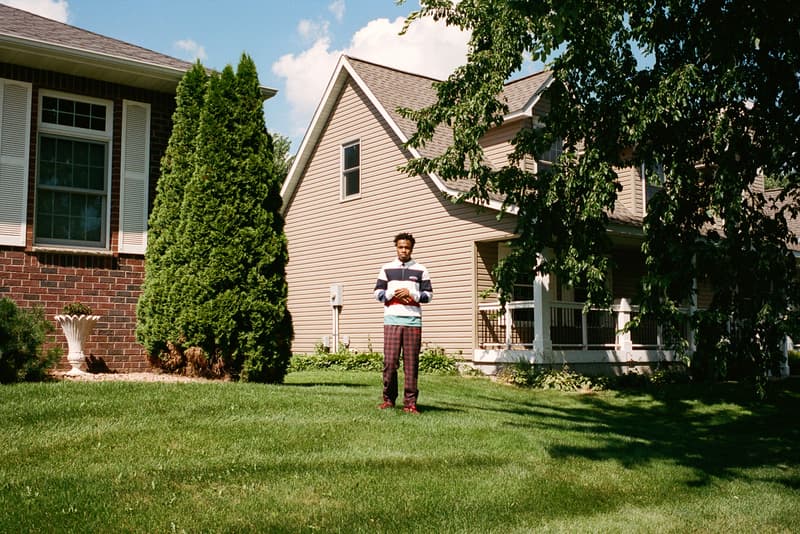 NASA の70年代の計画をテーマにした Billionaire Boys Club 2018年秋冬コレクション  〈BBC〉の十八番であるカレッジスタイルを踏襲しながら、火星探査計画“バイキング計画”にオマージュを捧げる 海賊をテーマに、ペイズリー柄を多様した斬新なコレクションの発表が記憶に新しい〈Billionaire Boys Club（ビリオネア・ボーイズ・クラブ）〉。そのPharrell Williams（ファレル・ウィリアムス）率いるストリートレーベルより、前回カプセルの雰囲気を踏襲した新たなルックブックが解禁された。  過去にKanye West（カニエ・ウェスト）の“All Day”へ参加したことで話題を呼んだAllan Kingdom（アーラン・キングダム）をフィーチャーしたルックブックは、十八番のカレッジスタイルに「NASA（アメリカ航空宇宙局）」が1970年代に行った火星探査計画“バイキング計画”のイメージを融合。アイテムに散見される75、76といったナンバーは、先述したバイキングプロジェクトの打ち上げ元号と火星着陸年を表現しており、“VIKING”のアーチロゴを胸元に配したフーディ、ペイズリー柄のジップジャケット、自社企画のタータンチェックを採用したパンツなど、今のストリートの気分にハマるアイテムが多数ラインアップしている。  〈BBC〉の2018年秋冬コレクションは、まもなく日本版オンラインストアや取扱店舗にもデリバリーされることになるだろう。  〈A.P.C.（アー・ペー・セー）〉の“Made In USA”ライン、〈A.P.C. U.S.〉のコレクション第4弾や、Travis Scott（トラヴィス・スコット）の新譜『AstroWorld』のマーチャンダイズなど、その他のファッションニュースもあわせてご確認を。