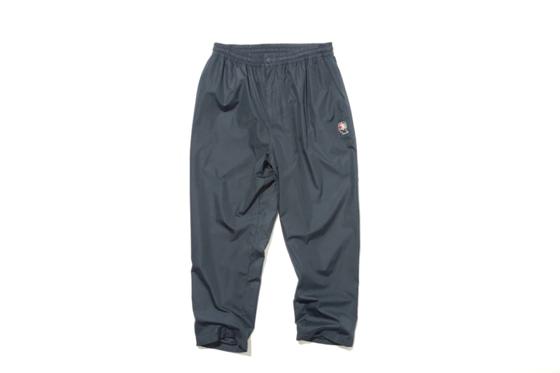 Reebok CLASSIC x BRAIN DEAD x BEAMS のトリプルコラボアイテムがリリース決定 〈BRAIN DEAD〉の定番となりつつある野良着のセットアップに加え、どこか“いなたさ”が漂うClassic Leatherも登場 『BEAMS（ビームス）』が類稀なグラフィックワークで一躍ストリートシーンのトップにまで登りつめた〈BRAIN DEAD（ブレイン デッド）〉と〈Reebok CLASSIC（リーボック クラシック）〉をパートナーに招聘したトリプルネームアイテムをリリースする。展開されるアイテムは全3型。アパレルからは〈BRAIN DEAD〉が継続的にリリースする野良着と、それと対になる9分丈のワイドシルエットパンツが登場し、通常変更することが出来ない〈Reebok CLASSIC〉のスタークレストロゴを大胆にアレンジしたコラボレーションならではのモチーフを配置。また、今回のカプセルにはClassic Leatherもラインアップされ、本作はネイビーとグリーン、レッドという特徴的なカラーにより、今までにない“いなたさ”が漂う仕上がりとなっている。  各アイテムは9月1日（土）より発売開始。価格ならびに取扱店舗については、『BEAMS』のオフィシャルサイトをチェック。  『HYPEBEAST』がお届けするその他の最新ファッションニュースは、こちらから。