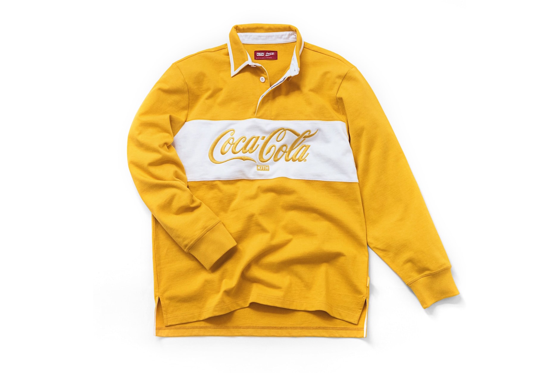 Coca Cola x KITH が2018年夏に再びコラボカプセルをリリース 〈Converse〉のChuck Taylorやスタジアムジャケットなど、ヴィンテージフリークも唸る構成に この夏、「Coca-Cola（コカ・コーラ）」と『KITH（キス）』が再開を果たし、新たなカプセルコレクションをリリースする。『KITH』の創設者であるRonnie Fieg（ロニー・ファイグ）が数日前からSNSでティーザー画像を投稿してきたことで、すでにこの動きを察知していた人も多いだろうが、今回のコラボレーションでは〈Converse（コンバース）〉のChuck Taylorに加え、スタジアムジャケットやラグビーシャツなど、ヴィンテージフリークたちの購買意欲を駆り立てるアイテムが多数ラインアップ。また、350ml缶のコーラも通常のフレーバーとチェリーコークの2種類が用意されるなど、アパレル以外の構成も気になるところだ。  発売日に関する詳細は『KITH』の正式発表を待つ必要があるが、リリースはそう遠くないはず。ひとまず、フォトギャラリーと以下のInstagramをチェックして、その概要を確認しておこう。  藤原ヒロシが仕掛ける『THE CONVENI（ザ・コンビニ）』のオリジナルアイテムや、〈Palace（パレス）〉の2018年秋コレクションのプロダクト一覧など、その他の最旬ファッションニュースもお見逃しなく。