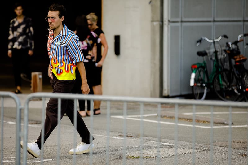 Streetsnaps:Copenhagen Fashion Week Spring/Summer 2019 モード過ぎず、ストリート過ぎない、デンマークの玄人たちによる巧みなスタイリングをチェック コペンハーゲンはファッションウィークが上陸する度にファッションの成熟度が増しているように思える。ドイツとスウェーデンの中間地点に位置するデンマークの首都は、ストリートの感覚を持ち合わせながらも、どこか北欧らしい洗練された感覚を感じさせる不思議な街なのだ。それでもオフランウェイで名を馳せるブランドは、パリやニューヨークのそれと変わりはない。〈Balenciaga(バレンシアガ)〉、〈Gosha Rubchinskiy(ゴーシャ・ラブチンスキー)〉、〈Burberry(バーバリー)〉、〈Prada(プラダ)〉、〈Raf Simons(ラフ シモンズ)〉といった王道ブランドを至るところで見かける。しかし、決してモードな印象を与え過ぎないのもこの地の特徴。Tシャツやスウェットといったアイテムを差し込むことで巧みにスタイリングをカジュアルダウンさせる術は、東京のストリートにも通じるものがあるかもしれない。 そんなコペンハーゲン・ファッションウィークの様子を是非、上のフォトギャラリーから楽しんでみてはいかがだろうか。 あわせて、スポーツスタイルといったカラフルな色合いが流行していたニューヨーク・ファッションウィーク・メンズのストリートスナップもお見逃しなく。