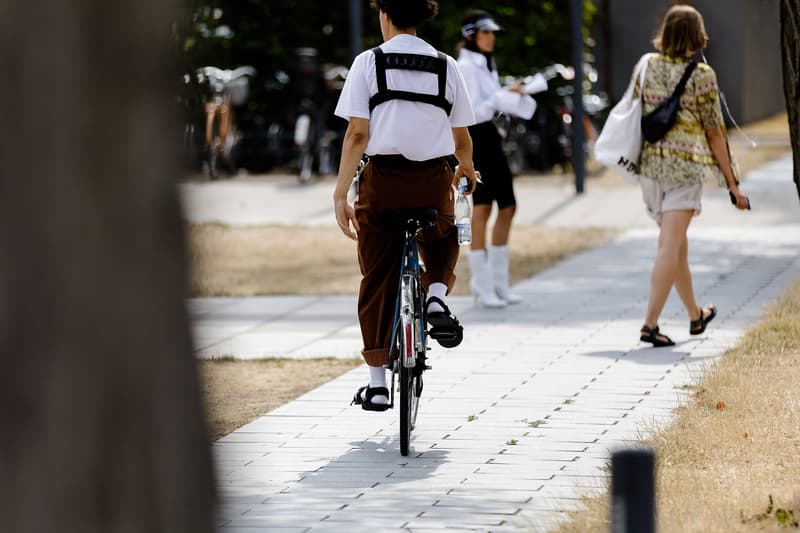 Streetsnaps:Copenhagen Fashion Week Spring/Summer 2019 モード過ぎず、ストリート過ぎない、デンマークの玄人たちによる巧みなスタイリングをチェック コペンハーゲンはファッションウィークが上陸する度にファッションの成熟度が増しているように思える。ドイツとスウェーデンの中間地点に位置するデンマークの首都は、ストリートの感覚を持ち合わせながらも、どこか北欧らしい洗練された感覚を感じさせる不思議な街なのだ。それでもオフランウェイで名を馳せるブランドは、パリやニューヨークのそれと変わりはない。〈Balenciaga(バレンシアガ)〉、〈Gosha Rubchinskiy(ゴーシャ・ラブチンスキー)〉、〈Burberry(バーバリー)〉、〈Prada(プラダ)〉、〈Raf Simons(ラフ シモンズ)〉といった王道ブランドを至るところで見かける。しかし、決してモードな印象を与え過ぎないのもこの地の特徴。Tシャツやスウェットといったアイテムを差し込むことで巧みにスタイリングをカジュアルダウンさせる術は、東京のストリートにも通じるものがあるかもしれない。 そんなコペンハーゲン・ファッションウィークの様子を是非、上のフォトギャラリーから楽しんでみてはいかがだろうか。 あわせて、スポーツスタイルといったカラフルな色合いが流行していたニューヨーク・ファッションウィーク・メンズのストリートスナップもお見逃しなく。